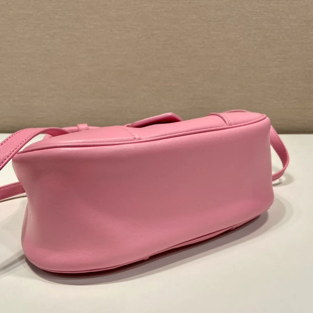 💰1660🎉New Moon handbag🎉1BA381 full lambskin🎉🎉 This Moon handbag is designed with imported lambskin, and the interior is also full sheepskin👏 It is equipped with a 100 cm detachable and adjustable long leather shoulder strap, which can be carried by hand or on the shoulder, a detachable leather keychain, and a triangle logo magnetic buckle/lace closure on the front. It is lightweight and practical, and the upper body effect is cool/fashionable. Another popular style that will never go out of style🎉🎉Hurry up and get it🎉 Length 22.5x Height 16x Bottom 7.5cm