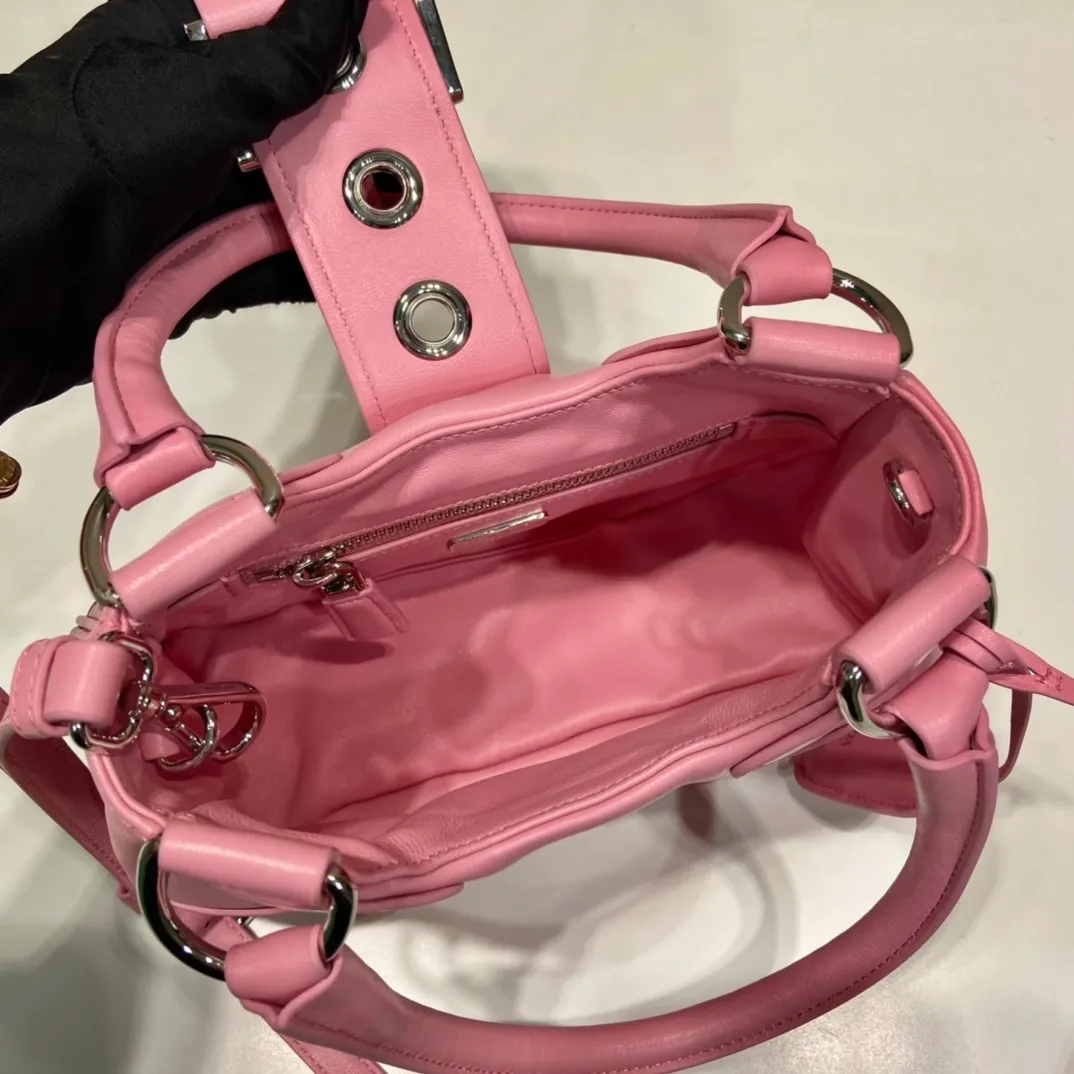 💰1660🎉New Moon handbag🎉1BA381 full lambskin🎉🎉 This Moon handbag is designed with imported lambskin, and the interior is also full sheepskin👏 It is equipped with a 100 cm detachable and adjustable long leather shoulder strap, which can be carried by hand or on the shoulder, a detachable leather keychain, and a triangle logo magnetic buckle/lace closure on the front. It is lightweight and practical, and the upper body effect is cool/fashionable. Another popular style that will never go out of style🎉🎉Hurry up and get it🎉 Length 22.5x Height 16x Bottom 7.5cm
