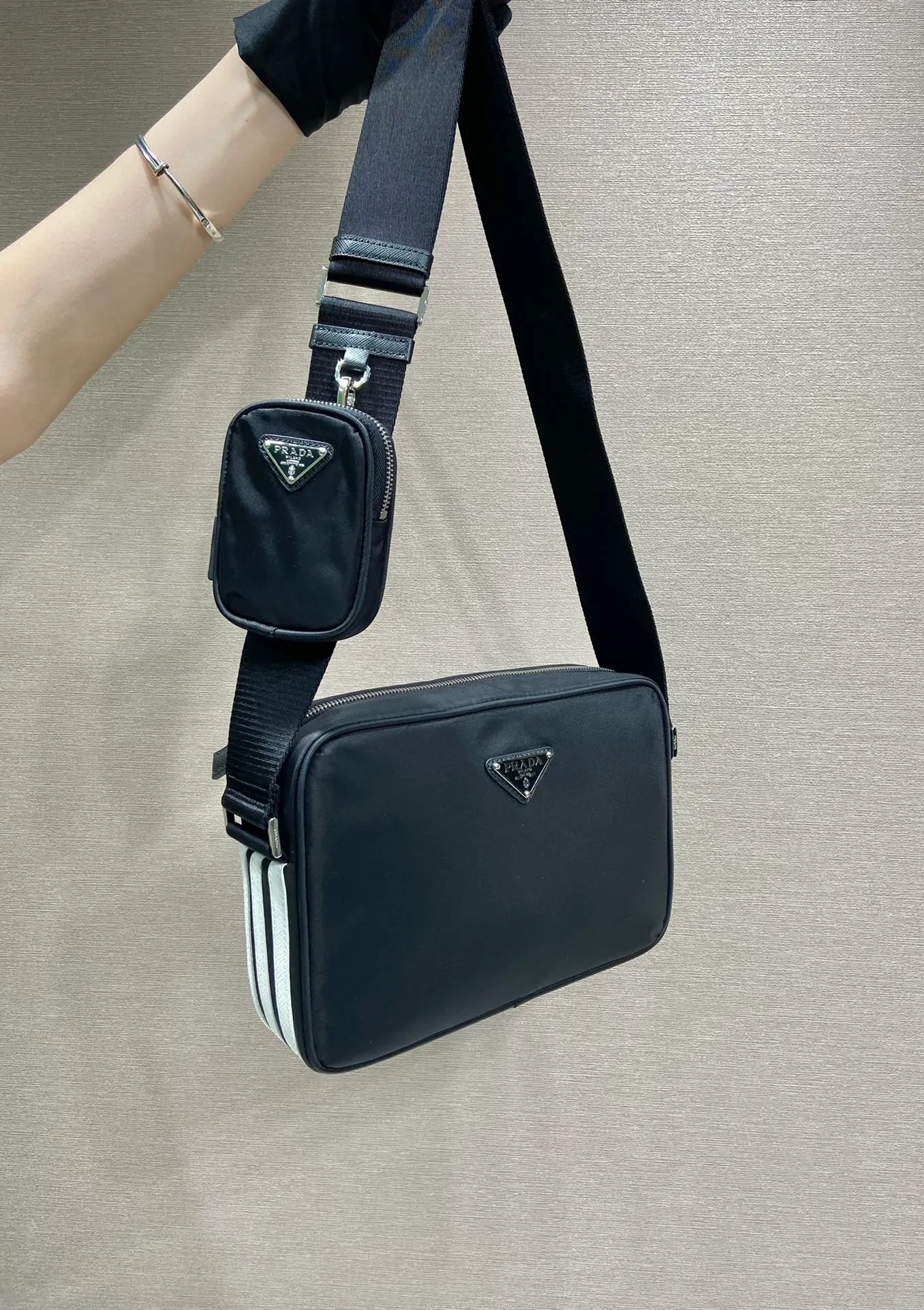 💰1020🎉Co-designed by ad and Pd🎉2VH142 two major brands co-designed🤝 This cross-body bag is co-designed by ad and pd. It is made of Re-Nylon and Saffiano leather. The side is equipped with ad’s classic contrasting three-strip cowhide pattern and a joint environmentally friendly mark. Comes with removable pouch. It looks particularly novel and casual😘😘The upper body effect is great👏👏Hurry up and get it🎉🎉 Length 25x height 19x bottom 7cm🎉🎉🎉👏👏👏