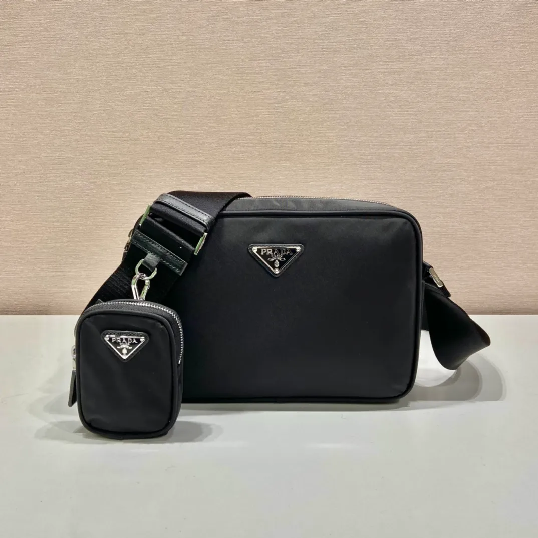 💰1020🎉Co-designed by ad and Pd🎉2VH142 two major brands co-designed🤝 This cross-body bag is co-designed by ad and pd. It is made of Re-Nylon and Saffiano leather. The side is equipped with ad’s classic contrasting three-strip cowhide pattern and a joint environmentally friendly mark. Comes with removable pouch. It looks particularly novel and casual😘😘The upper body effect is great👏👏Hurry up and get it🎉🎉 Length 25x height 19x bottom 7cm🎉🎉🎉👏👏👏