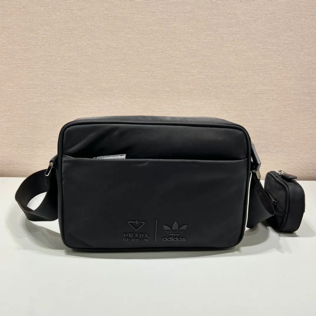 💰1020🎉Co-designed by ad and Pd🎉2VH142 two major brands co-designed🤝 This cross-body bag is co-designed by ad and pd. It is made of Re-Nylon and Saffiano leather. The side is equipped with ad’s classic contrasting three-strip cowhide pattern and a joint environmentally friendly mark. Comes with removable pouch. It looks particularly novel and casual😘😘The upper body effect is great👏👏Hurry up and get it🎉🎉 Length 25x height 19x bottom 7cm🎉🎉🎉👏👏👏