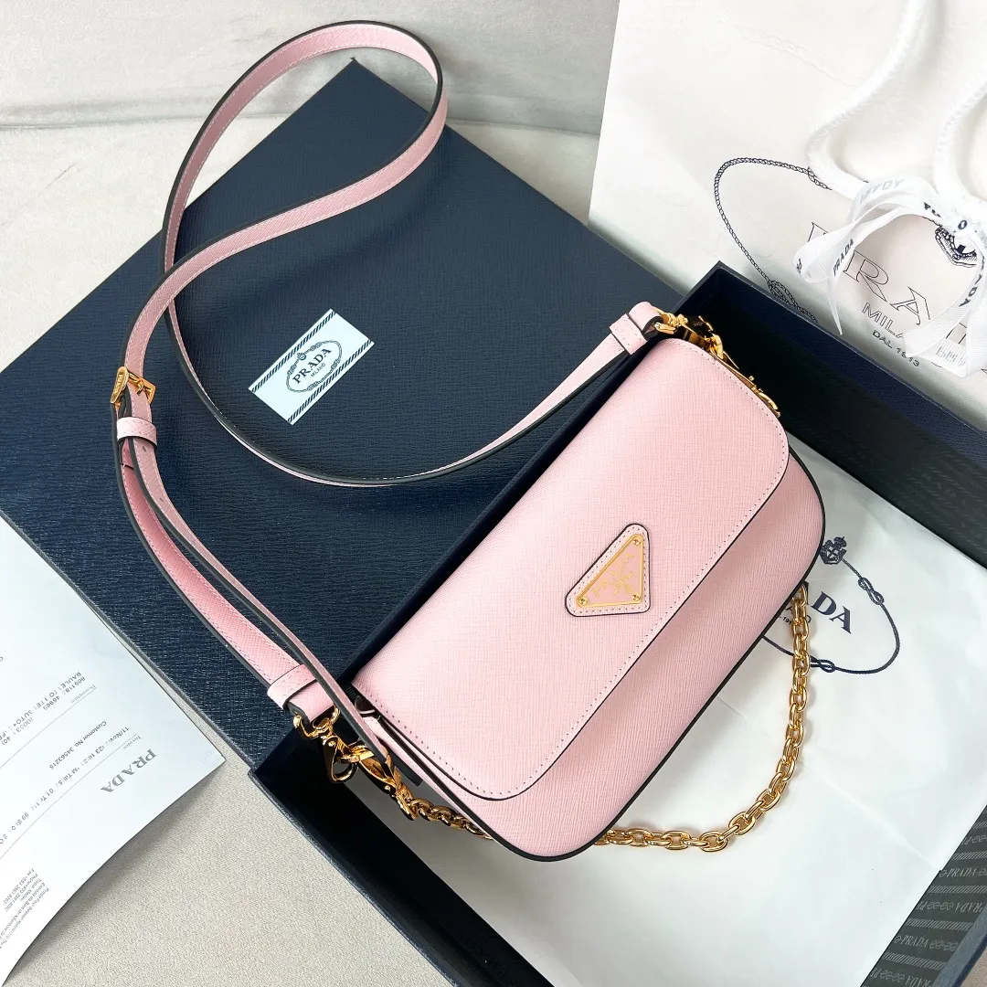 💰1360✨New product launch✨2024 spring and summer new series Saffiano shoulder bag 1BD356 is made of exquisite cross-grain cowhide and is equipped with the iconic triangle logo. It is equipped with a chain shoulder strap and a cross-body full leather shoulder strap. The shoulder strap is detachable and adjustable and can be carried under the armpit or on one shoulder. The overall style of the bag is simple and elegant. It combines fashion and retro style. The inner compartment capacity is also great. A new fashion trend-setter that combines retro fashion and practicality😘 Size 20.5*10.5*4 Pink