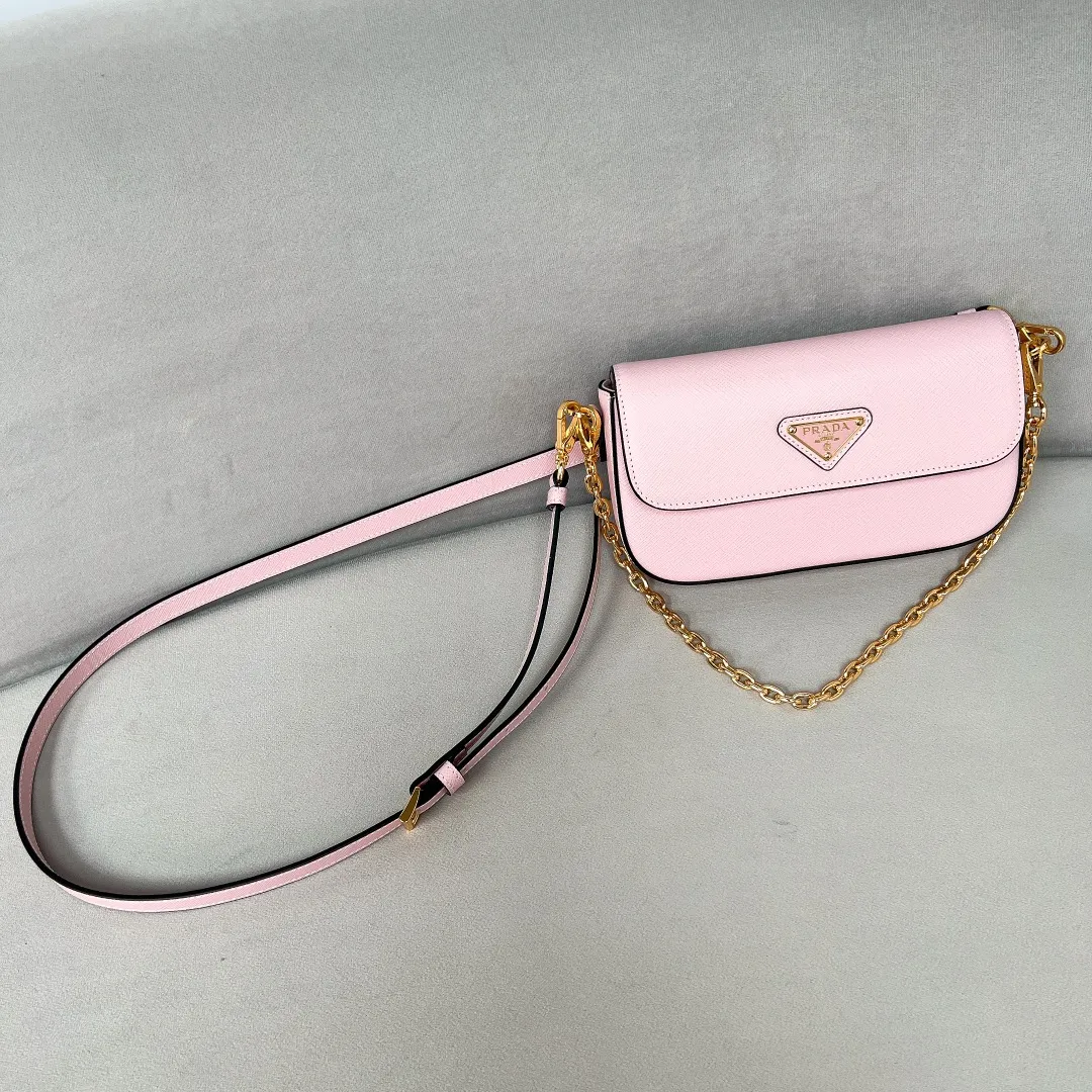 💰1360✨New product launch✨2024 spring and summer new series Saffiano shoulder bag 1BD356 is made of exquisite cross-grain cowhide and is equipped with the iconic triangle logo. It is equipped with a chain shoulder strap and a cross-body full leather shoulder strap. The shoulder strap is detachable and adjustable and can be carried under the armpit or on one shoulder. The overall style of the bag is simple and elegant. It combines fashion and retro style. The inner compartment capacity is also great. A new fashion trend-setter that combines retro fashion and practicality😘 Size 20.5*10.5*4 Pink