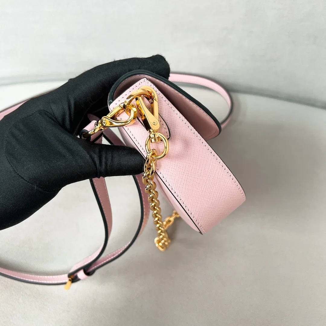 💰1360✨New product launch✨2024 spring and summer new series Saffiano shoulder bag 1BD356 is made of exquisite cross-grain cowhide and is equipped with the iconic triangle logo. It is equipped with a chain shoulder strap and a cross-body full leather shoulder strap. The shoulder strap is detachable and adjustable and can be carried under the armpit or on one shoulder. The overall style of the bag is simple and elegant. It combines fashion and retro style. The inner compartment capacity is also great. A new fashion trend-setter that combines retro fashion and practicality😘 Size 20.5*10.5*4 Pink