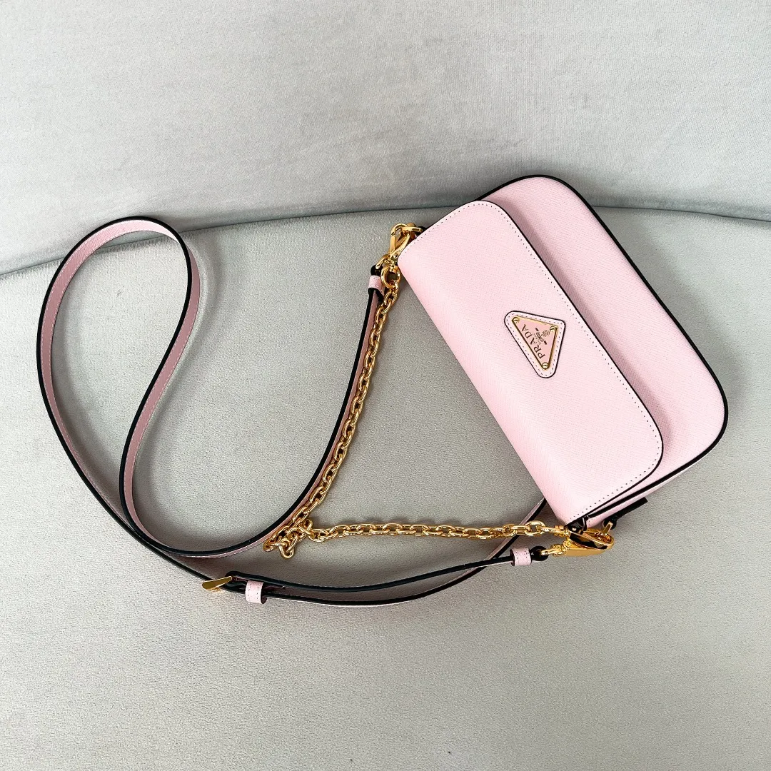 💰1360✨New product launch✨2024 spring and summer new series Saffiano shoulder bag 1BD356 is made of exquisite cross-grain cowhide and is equipped with the iconic triangle logo. It is equipped with a chain shoulder strap and a cross-body full leather shoulder strap. The shoulder strap is detachable and adjustable and can be carried under the armpit or on one shoulder. The overall style of the bag is simple and elegant. It combines fashion and retro style. The inner compartment capacity is also great. A new fashion trend-setter that combines retro fashion and practicality😘 Size 20.5*10.5*4 Pink