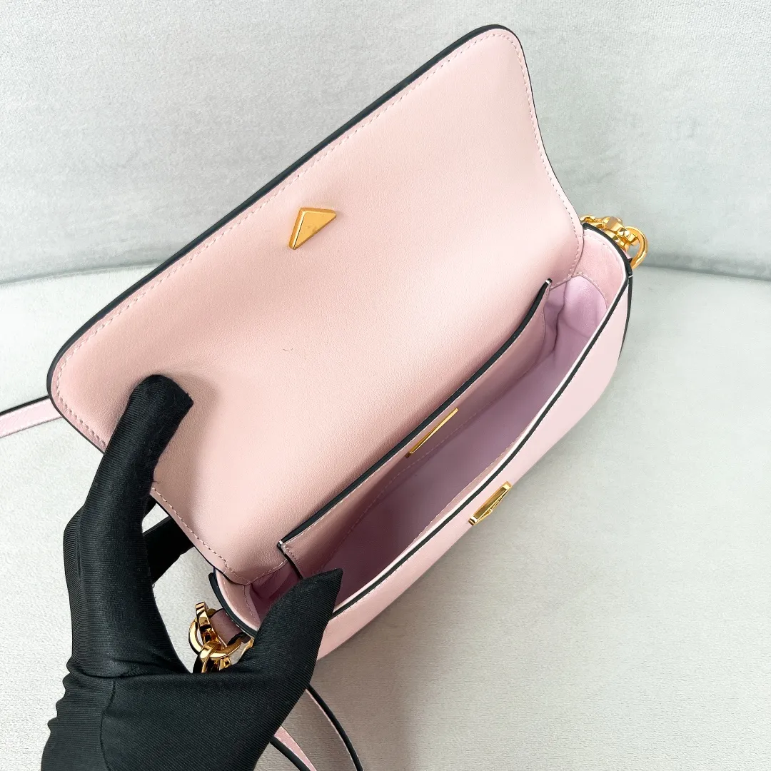 💰1360✨New product launch✨2024 spring and summer new series Saffiano shoulder bag 1BD356 is made of exquisite cross-grain cowhide and is equipped with the iconic triangle logo. It is equipped with a chain shoulder strap and a cross-body full leather shoulder strap. The shoulder strap is detachable and adjustable and can be carried under the armpit or on one shoulder. The overall style of the bag is simple and elegant. It combines fashion and retro style. The inner compartment capacity is also great. A new fashion trend-setter that combines retro fashion and practicality😘 Size 20.5*10.5*4 Pink