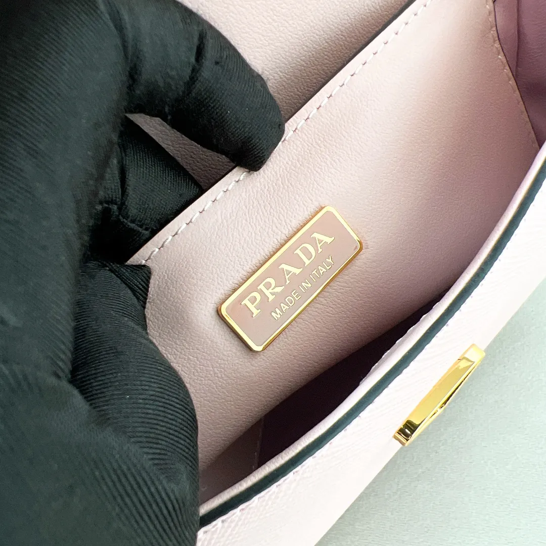 💰1360✨New product launch✨2024 spring and summer new series Saffiano shoulder bag 1BD356 is made of exquisite cross-grain cowhide and is equipped with the iconic triangle logo. It is equipped with a chain shoulder strap and a cross-body full leather shoulder strap. The shoulder strap is detachable and adjustable and can be carried under the armpit or on one shoulder. The overall style of the bag is simple and elegant. It combines fashion and retro style. The inner compartment capacity is also great. A new fashion trend-setter that combines retro fashion and practicality😘 Size 20.5*10.5*4 Pink