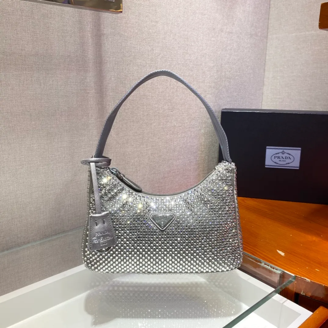 💰1000🎉Flash diamond Hobo🎉1NE515 flash diamond, the most beautiful and sparkling rhinestone Hobo 😘😘Imported diamond net. The sparkling appearance. The blingbling effect under the night light is very eye-catching. The rate of return is very high. 🙈🙈Everyone will praise you wherever you take it😘This kind of sparkling diamond bag is also very easy to match with clothes. It is so cute and cool. , suitable for any occasion, the popular elements of Hobo have always been recognized by Internet celebrities/celebrities, and it is a permanently popular Hobo🙊🙊worth buying👍beauties😘Length 23x Height 13x Bottom 5cm