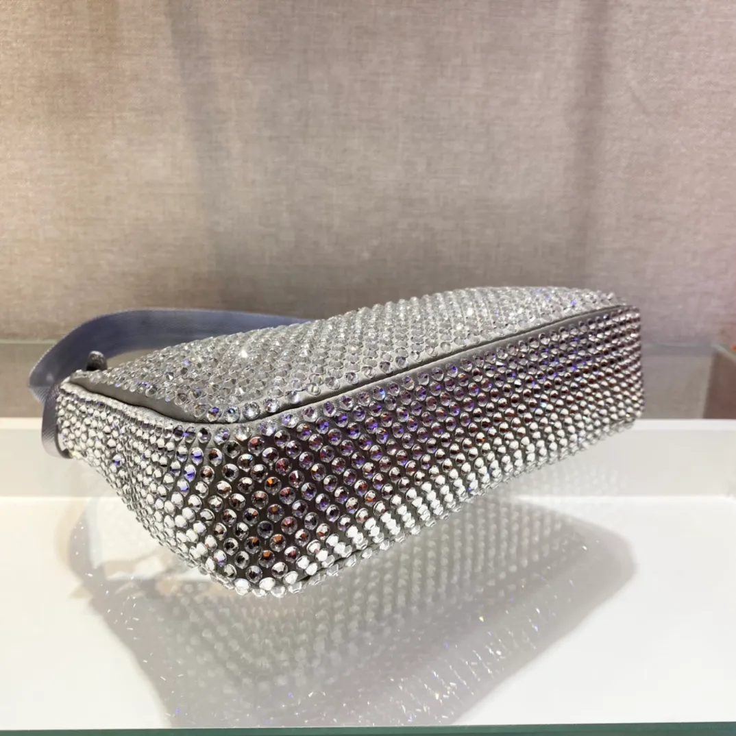 💰1000🎉Flash diamond Hobo🎉1NE515 flash diamond, the most beautiful and sparkling rhinestone Hobo 😘😘Imported diamond net. The sparkling appearance. The blingbling effect under the night light is very eye-catching. The rate of return is very high. 🙈🙈Everyone will praise you wherever you take it😘This kind of sparkling diamond bag is also very easy to match with clothes. It is so cute and cool. , suitable for any occasion, the popular elements of Hobo have always been recognized by Internet celebrities/celebrities, and it is a permanently popular Hobo🙊🙊worth buying👍beauties😘Length 23x Height 13x Bottom 5cm