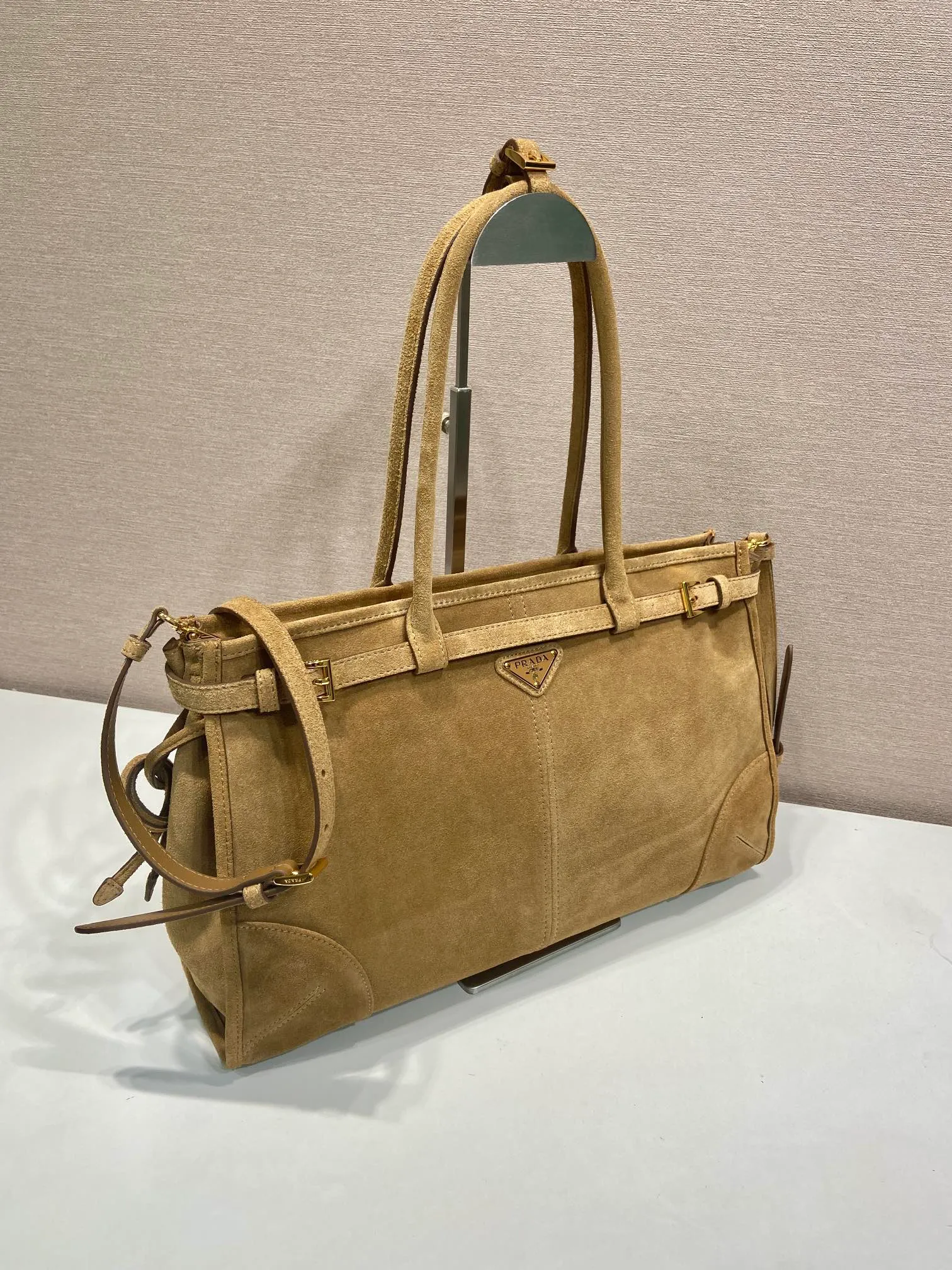 💰1700🎉LusSolf Suede🎉1BA433 Large🎉🎉 This hand-held crossbody bag is made of imported suede (nubuck leather). The classic color exudes a classic atmosphere. It is equipped with a detachable and adjustable long shoulder strap, which is convenient for matching on different occasions. It has a very large capacity and is easy to use. It is definitely a must-have for fashionistas. Hurry up and take this retro-style handbag home! Length 38x Height 30x Bottom 12cm🎉🎉🎉👏👏👏