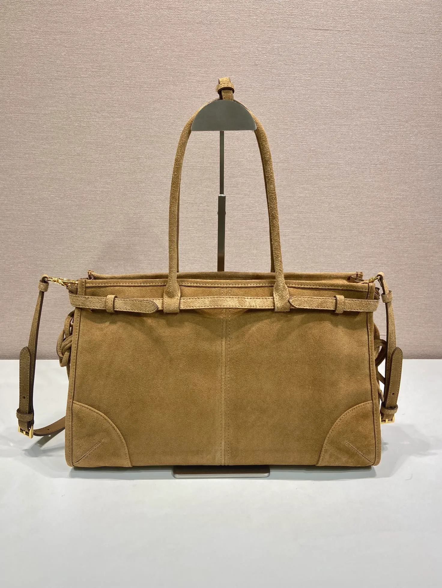 💰1700🎉LusSolf Suede🎉1BA433 Large🎉🎉 This hand-held crossbody bag is made of imported suede (nubuck leather). The classic color exudes a classic atmosphere. It is equipped with a detachable and adjustable long shoulder strap, which is convenient for matching on different occasions. It has a very large capacity and is easy to use. It is definitely a must-have for fashionistas. Hurry up and take this retro-style handbag home! Length 38x Height 30x Bottom 12cm🎉🎉🎉👏👏👏