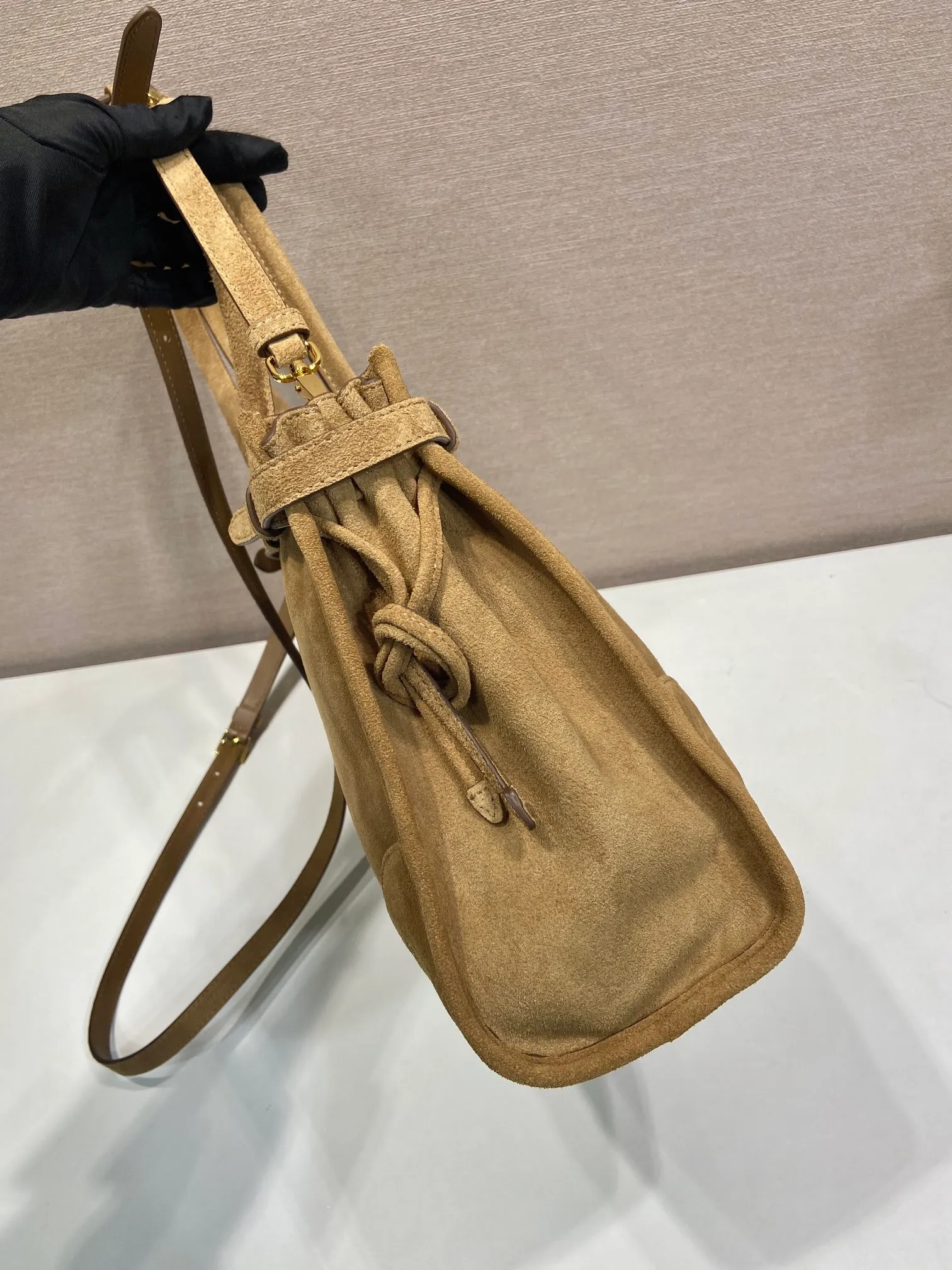 💰1700🎉LusSolf Suede🎉1BA433 Large🎉🎉 This hand-held crossbody bag is made of imported suede (nubuck leather). The classic color exudes a classic atmosphere. It is equipped with a detachable and adjustable long shoulder strap, which is convenient for matching on different occasions. It has a very large capacity and is easy to use. It is definitely a must-have for fashionistas. Hurry up and take this retro-style handbag home! Length 38x Height 30x Bottom 12cm🎉🎉🎉👏👏👏