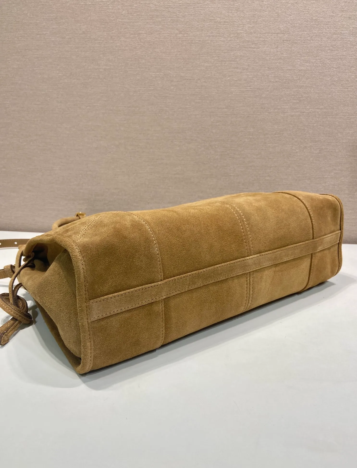 💰1700🎉LusSolf Suede🎉1BA433 Large🎉🎉 This hand-held crossbody bag is made of imported suede (nubuck leather). The classic color exudes a classic atmosphere. It is equipped with a detachable and adjustable long shoulder strap, which is convenient for matching on different occasions. It has a very large capacity and is easy to use. It is definitely a must-have for fashionistas. Hurry up and take this retro-style handbag home! Length 38x Height 30x Bottom 12cm🎉🎉🎉👏👏👏