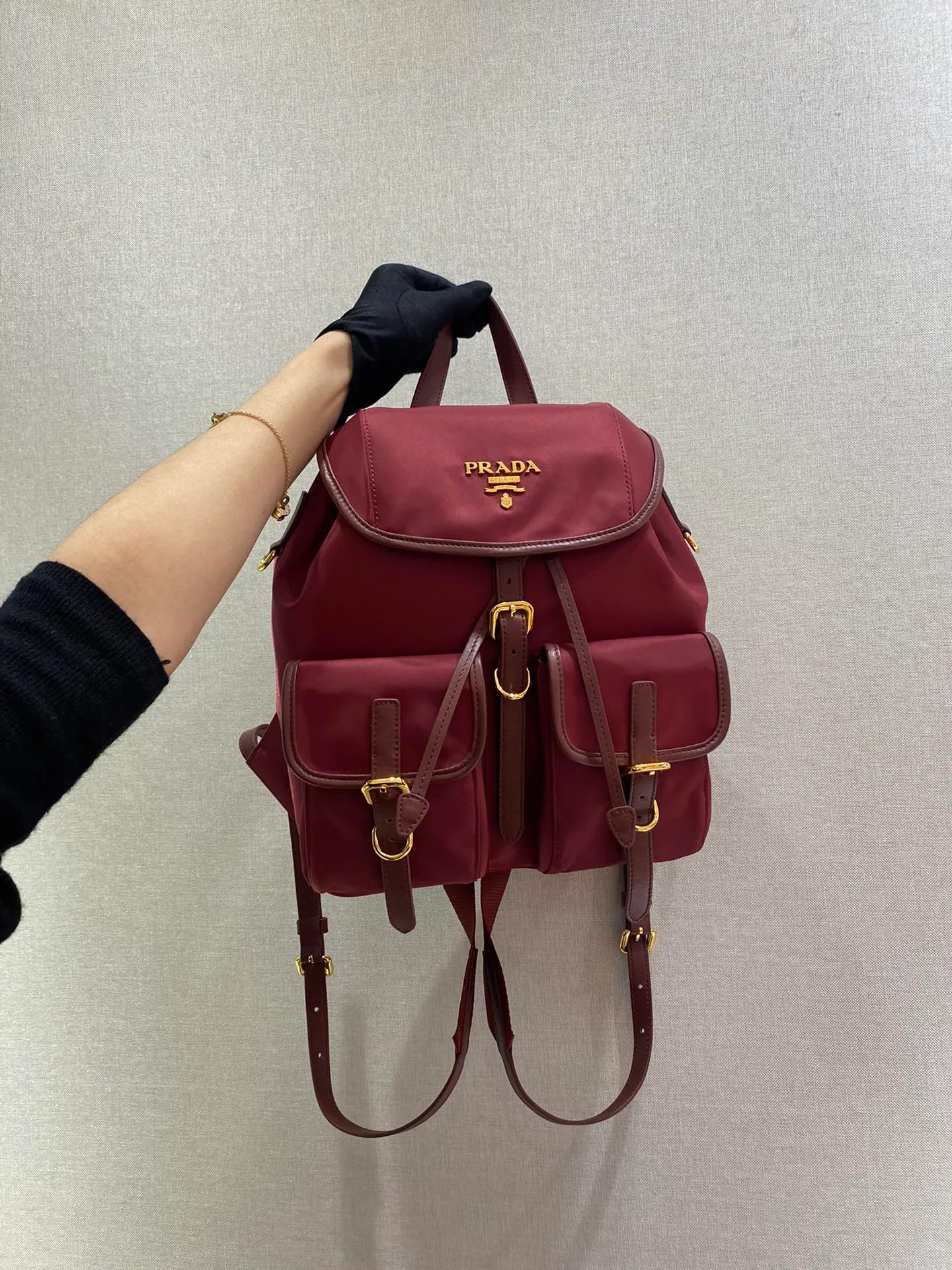 💰1120🎉New Backpack🎉1BZ677A👍👍This nylon backpack is trimmed with exquisite Saffiano leather, a blend of multiple materials, and is decorated with a spaghetti logo, a flap design and two front pockets, highlighting fashionable elegance. Lightweight and practical, the upper body effect is super stylish, and it can be matched at will😘😘Fully upgraded nylon fabric👍👍👏👏👏 Length 24x Height 28x Bottom 12cm