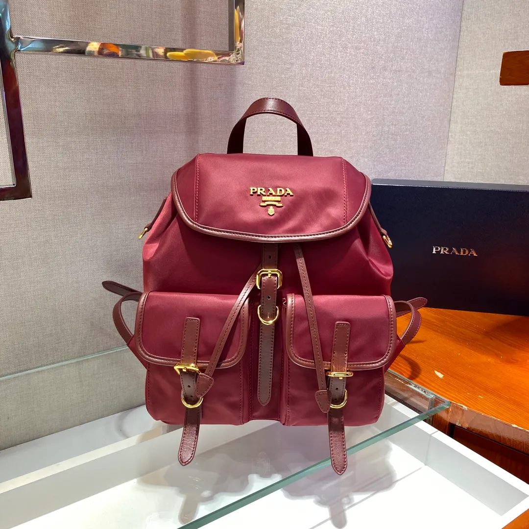 💰1120🎉New Backpack🎉1BZ677A👍👍This nylon backpack is trimmed with exquisite Saffiano leather, a blend of multiple materials, and is decorated with a spaghetti logo, a flap design and two front pockets, highlighting fashionable elegance. Lightweight and practical, the upper body effect is super stylish, and it can be matched at will😘😘Fully upgraded nylon fabric👍👍👏👏👏 Length 24x Height 28x Bottom 12cm