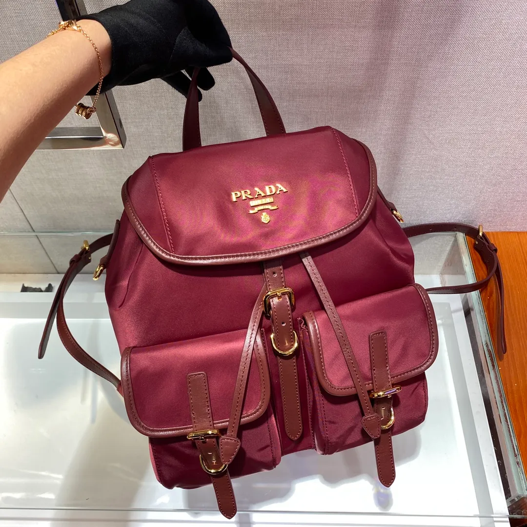 💰1120🎉New Backpack🎉1BZ677A👍👍This nylon backpack is trimmed with exquisite Saffiano leather, a blend of multiple materials, and is decorated with a spaghetti logo, a flap design and two front pockets, highlighting fashionable elegance. Lightweight and practical, the upper body effect is super stylish, and it can be matched at will😘😘Fully upgraded nylon fabric👍👍👏👏👏 Length 24x Height 28x Bottom 12cm