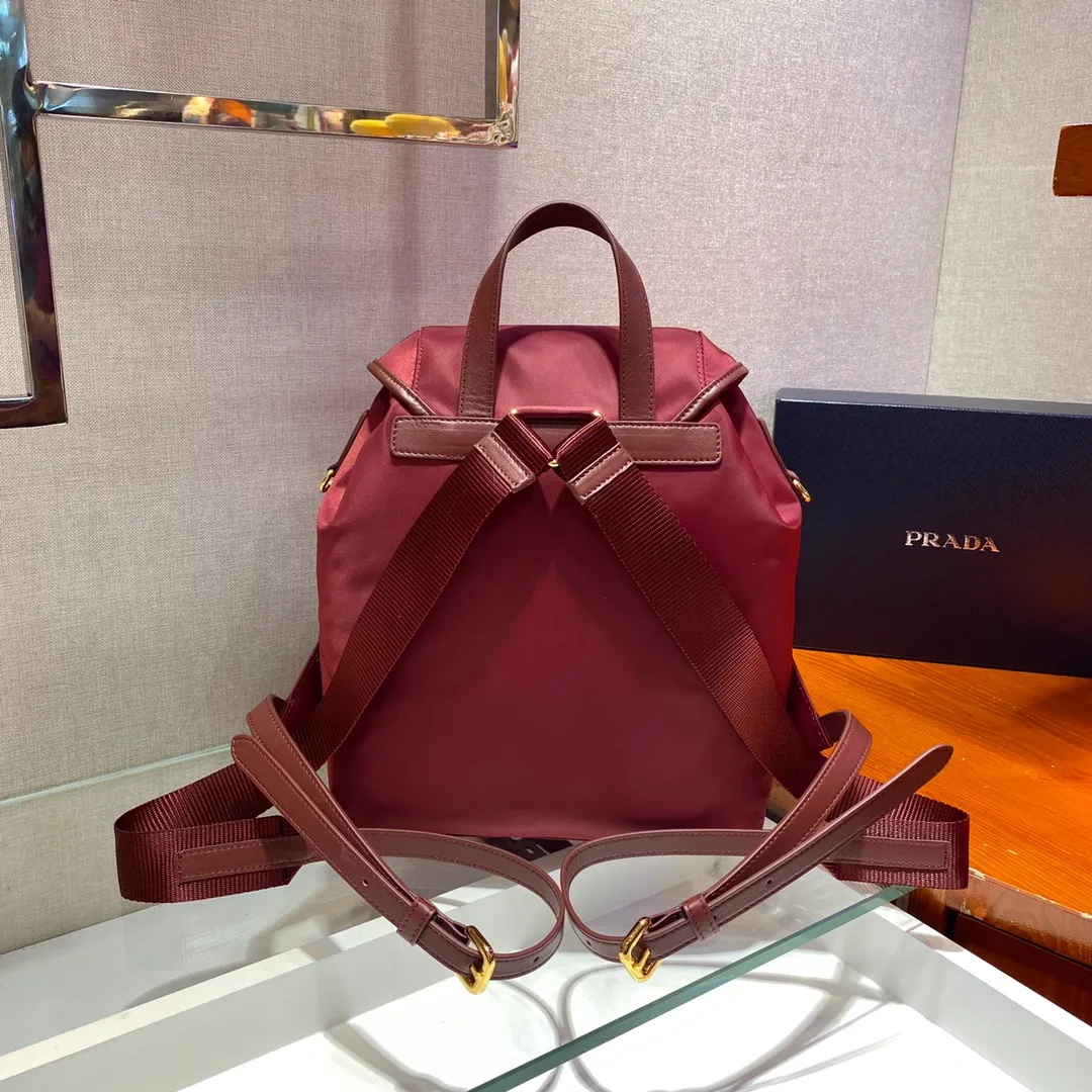 💰1120🎉New Backpack🎉1BZ677A👍👍This nylon backpack is trimmed with exquisite Saffiano leather, a blend of multiple materials, and is decorated with a spaghetti logo, a flap design and two front pockets, highlighting fashionable elegance. Lightweight and practical, the upper body effect is super stylish, and it can be matched at will😘😘Fully upgraded nylon fabric👍👍👏👏👏 Length 24x Height 28x Bottom 12cm