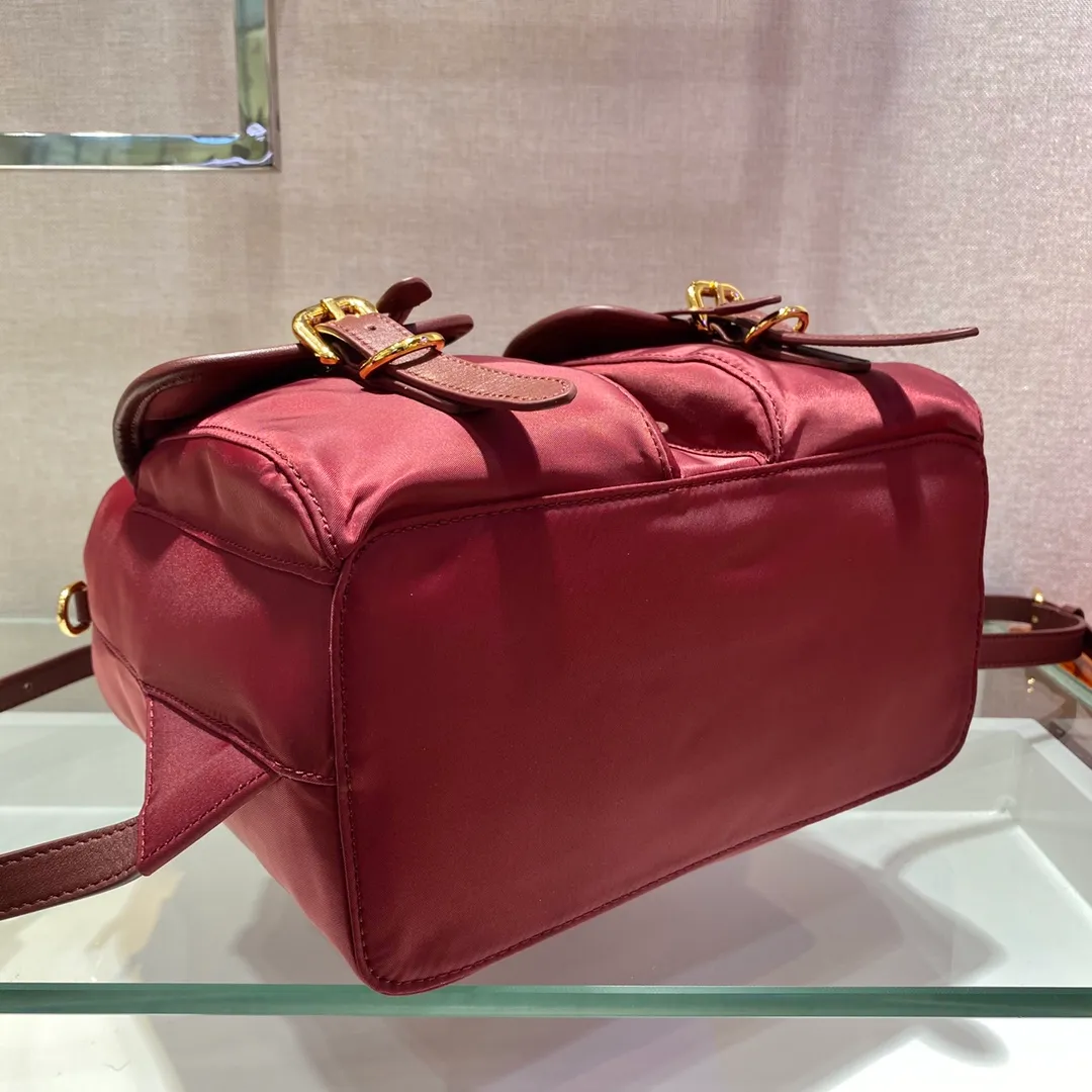 💰1120🎉New Backpack🎉1BZ677A👍👍This nylon backpack is trimmed with exquisite Saffiano leather, a blend of multiple materials, and is decorated with a spaghetti logo, a flap design and two front pockets, highlighting fashionable elegance. Lightweight and practical, the upper body effect is super stylish, and it can be matched at will😘😘Fully upgraded nylon fabric👍👍👏👏👏 Length 24x Height 28x Bottom 12cm