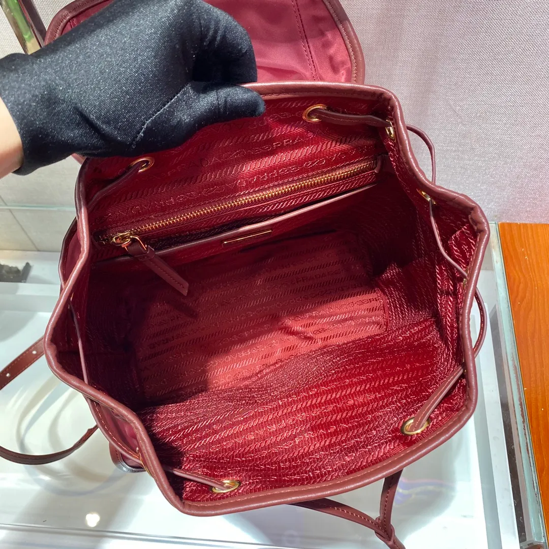 💰1120🎉New Backpack🎉1BZ677A👍👍This nylon backpack is trimmed with exquisite Saffiano leather, a blend of multiple materials, and is decorated with a spaghetti logo, a flap design and two front pockets, highlighting fashionable elegance. Lightweight and practical, the upper body effect is super stylish, and it can be matched at will😘😘Fully upgraded nylon fabric👍👍👏👏👏 Length 24x Height 28x Bottom 12cm