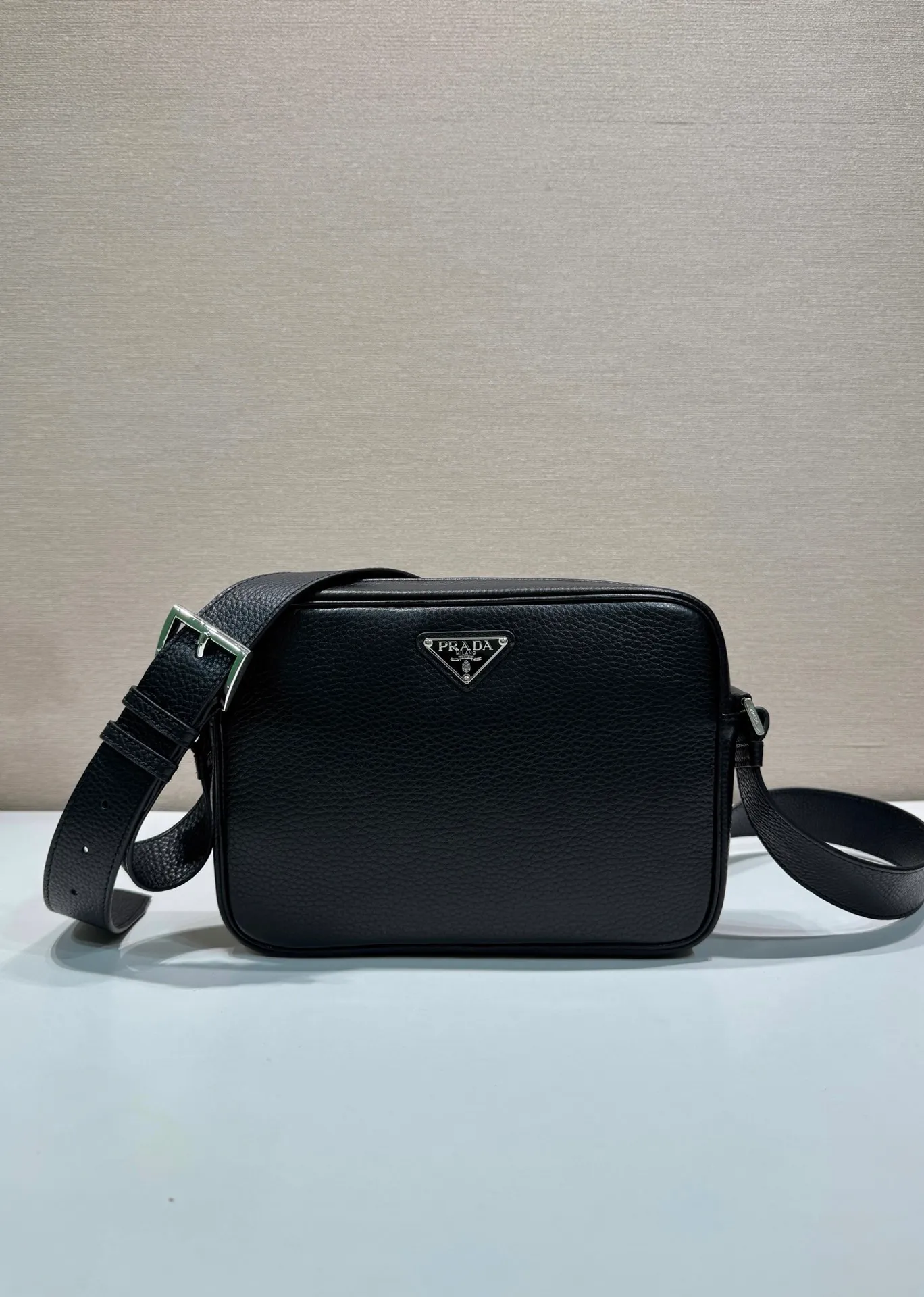 p960¥🎉New box bag🎉2VH189🎉🎉 This shoulder bag is simple and compact, exquisite and versatile, and is made of soft and delicate leather. It's embellished with the iconic triangle logo and modern details accentuate the simple silhouette. Adjustable shoulder strap with metal buckle. Zipper opening and closing, internal zipper pocket, large capacity, another popular style that will never go out of style🎉🎉Worth owning, get it now🎉🎉 Length 25x Height 18x ​​Bottom 7.5cm🎉🎉🎉