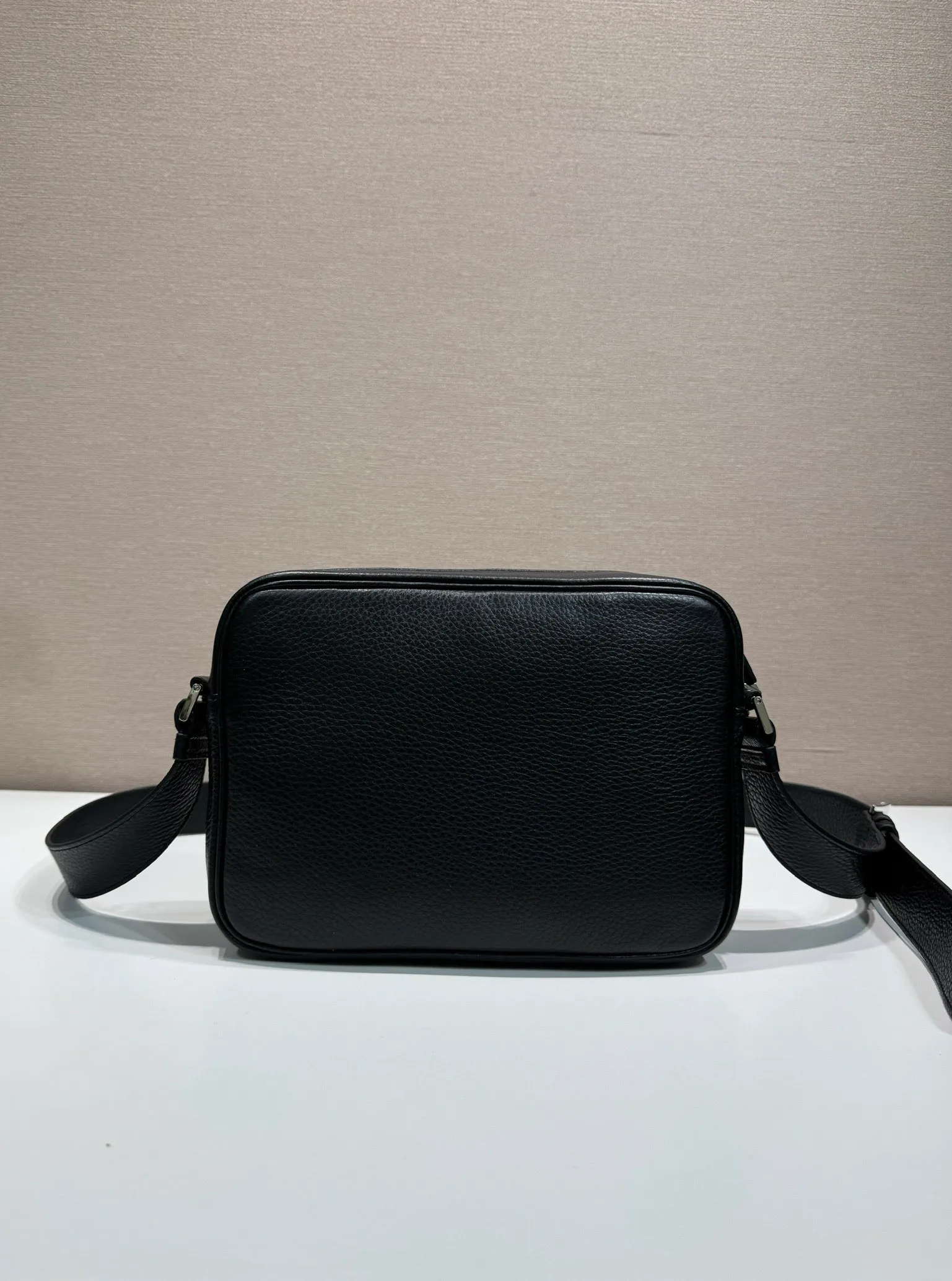 p960¥🎉New box bag🎉2VH189🎉🎉 This shoulder bag is simple and compact, exquisite and versatile, and is made of soft and delicate leather. It's embellished with the iconic triangle logo and modern details accentuate the simple silhouette. Adjustable shoulder strap with metal buckle. Zipper opening and closing, internal zipper pocket, large capacity, another popular style that will never go out of style🎉🎉Worth owning, get it now🎉🎉 Length 25x Height 18x ​​Bottom 7.5cm🎉🎉🎉