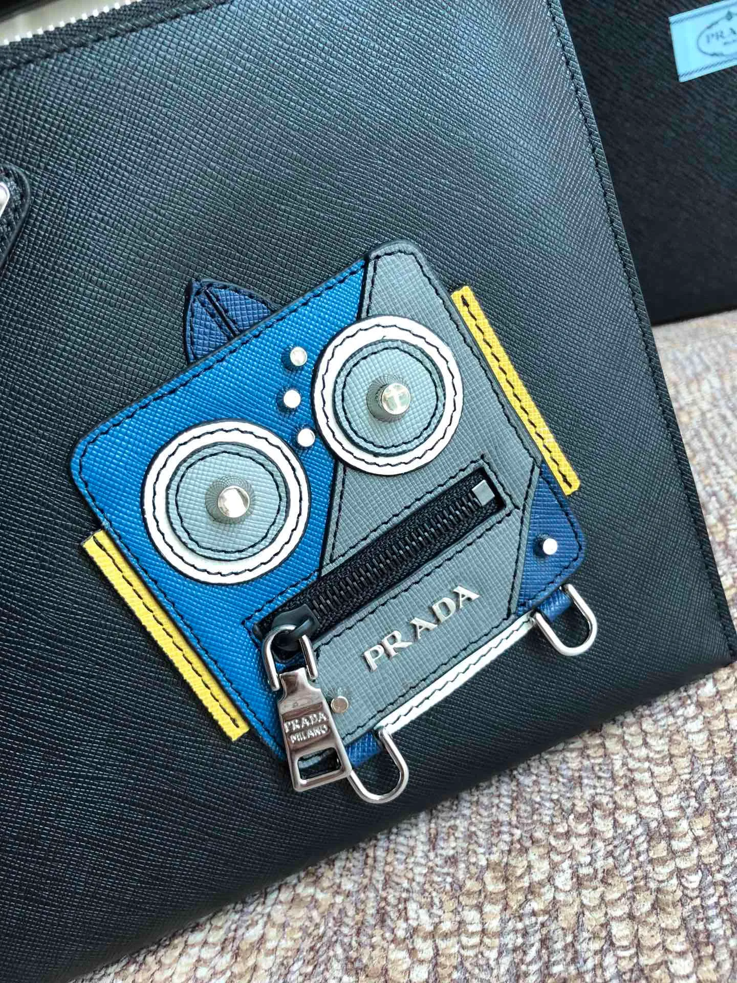 💰920, a new handbag from P family🎉🎉🎉, 2VG005 black with blue and gray, made of imported cross-grain cowhide + complex color matching handbag, imported sheepskin inside, 175 OEM code, a unique handbag🎉🎉🎉Length 28xH 18cm💪💪💪[Red envelope][Red envelope][Red envelope]