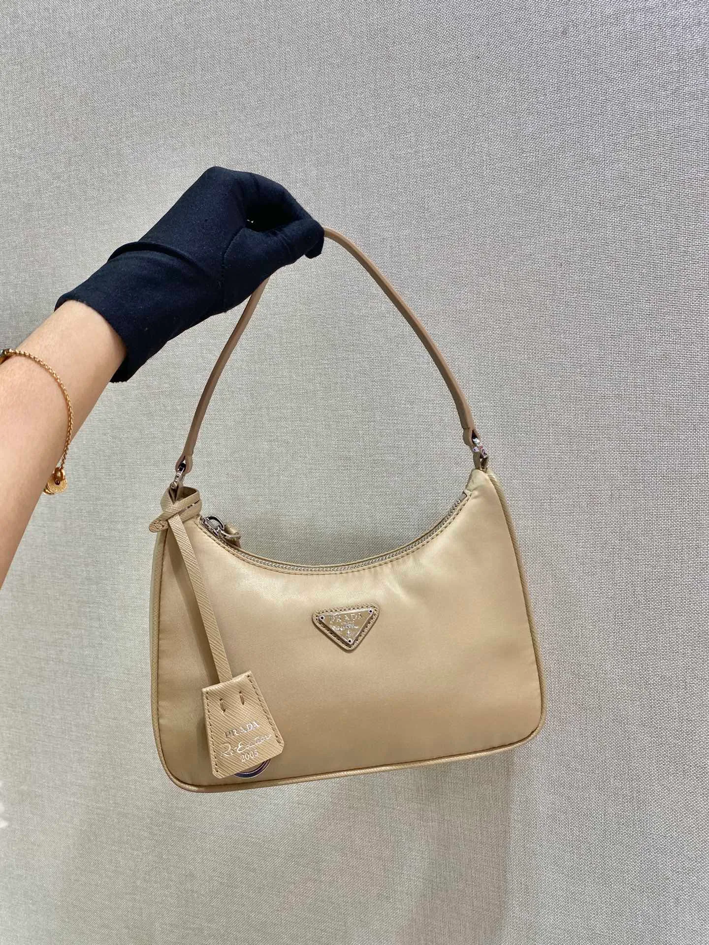 💰700🔥New Hobo bag🔥Original quality👍New 1NE204 moon-shaped second-hand bag, made of imported original parachute fabric, hand-operated cross-grain cowhide, lightweight and practical Hobo armpit bag, super simple and eye-catching👍👍, small/light/packable/easy to wear/fashionable armpit bag, and can be carried by hand, super easy to use😍😍. It is currently the most popular bag among celebrities, aren’t you excited😜😜, ladies, hurry up, length 22X height 12 people x base 6cm👏👏👏💰💰