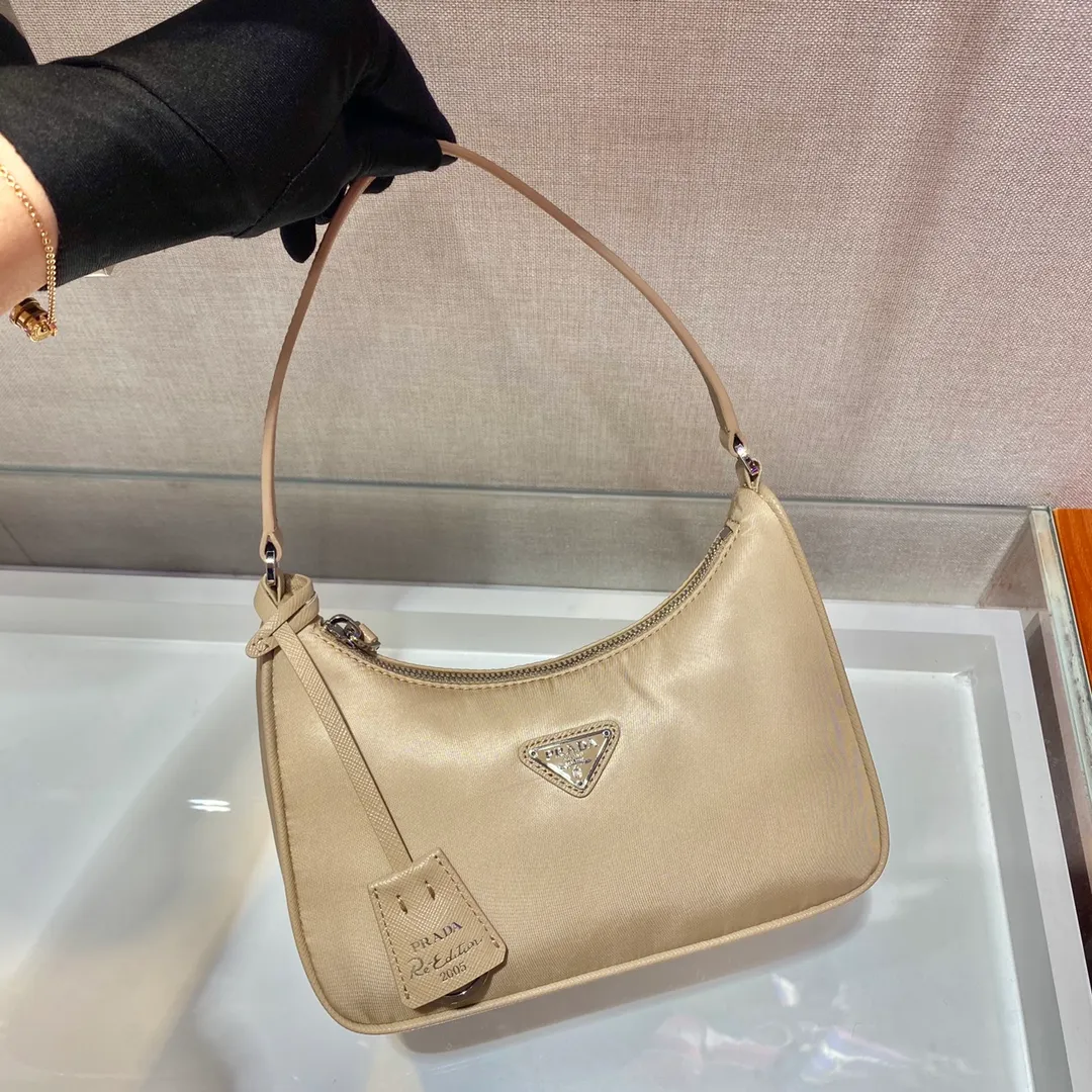 💰700🔥New Hobo bag🔥Original quality👍New 1NE204 moon-shaped second-hand bag, made of imported original parachute fabric, hand-operated cross-grain cowhide, lightweight and practical Hobo armpit bag, super simple and eye-catching👍👍, small/light/packable/easy to wear/fashionable armpit bag, and can be carried by hand, super easy to use😍😍. It is currently the most popular bag among celebrities, aren’t you excited😜😜, ladies, hurry up, length 22X height 12 people x base 6cm👏👏👏💰💰