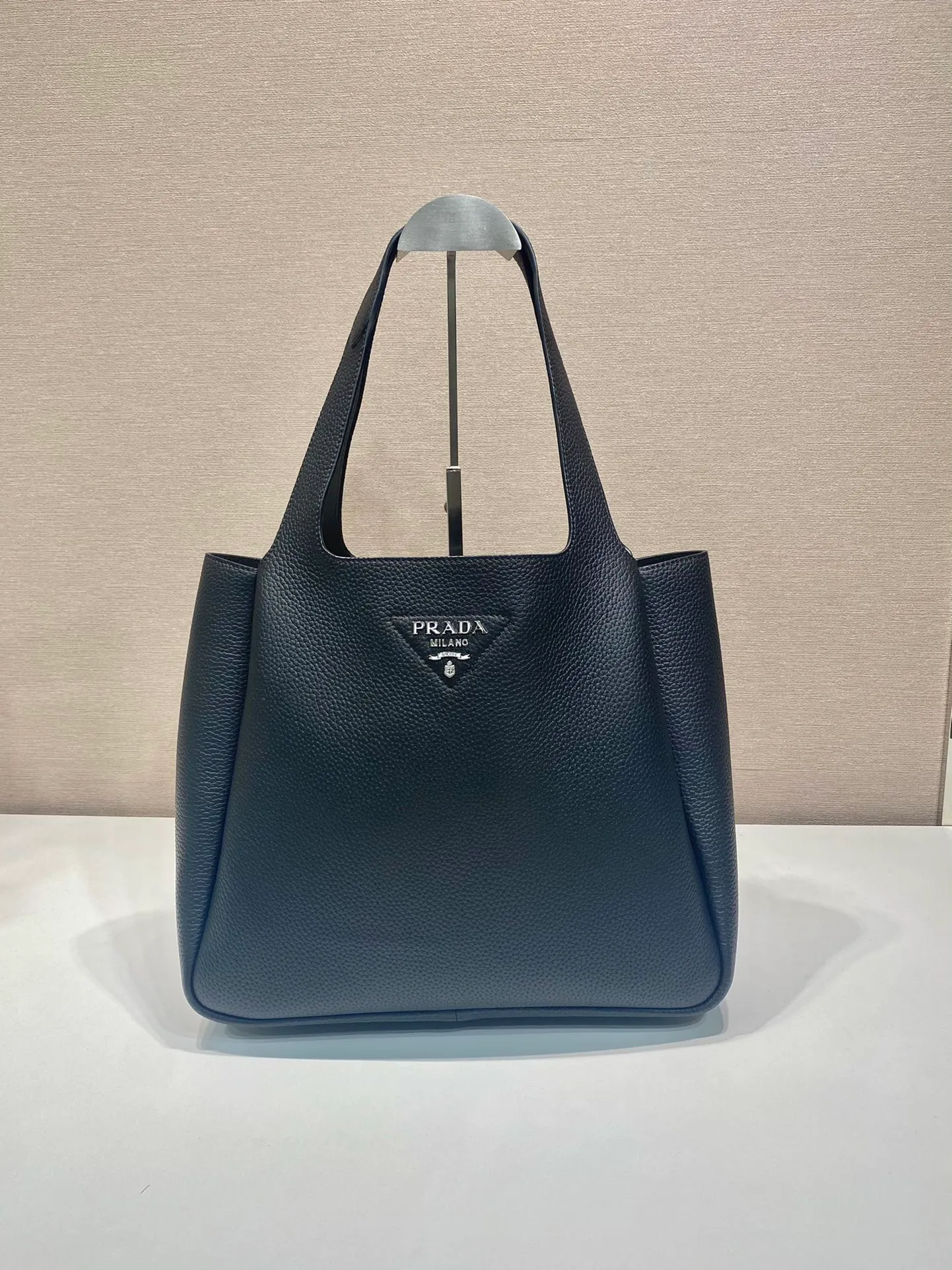 💰1900🎉Large Vegetable Basket🎉1BG338 Large Bucket Bag🎉🎉 This large vegetable basket is made of soft and delicate calfskin tote underarm bag, with imported sheepskin interior and top-grade white lace hardware. The overall feel is very soft/lightweight😘😘There are many compartments, it can be carried by hand or used as a liquid bag, and it can be matched with different clothes. So beautiful😘😘Hurry up and get it🙊 Length 32x height 27x bottom 14cm👏👏👏💰💰💰