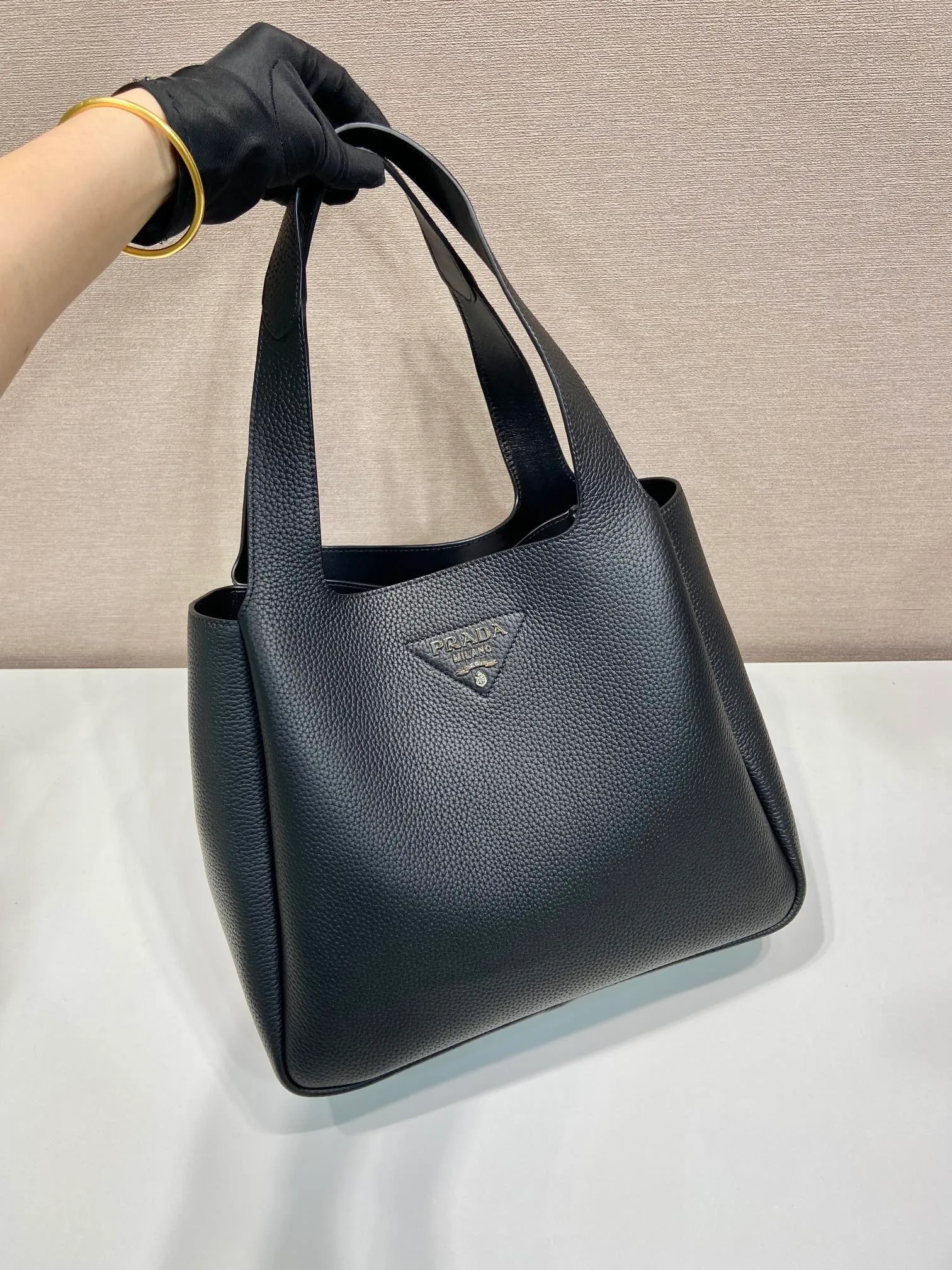 💰1900🎉Large Vegetable Basket🎉1BG338 Large Bucket Bag🎉🎉 This large vegetable basket is made of soft and delicate calfskin tote underarm bag, with imported sheepskin interior and top-grade white lace hardware. The overall feel is very soft/lightweight😘😘There are many compartments, it can be carried by hand or used as a liquid bag, and it can be matched with different clothes. So beautiful😘😘Hurry up and get it🙊 Length 32x height 27x bottom 14cm👏👏👏💰💰💰
