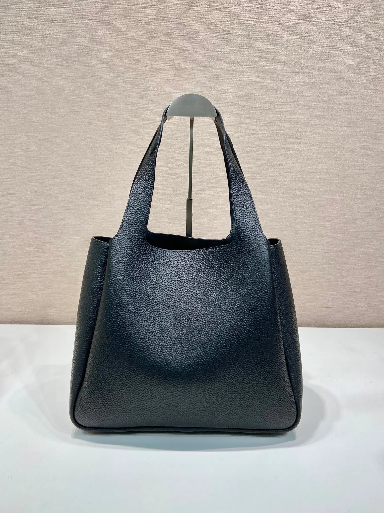 💰1900🎉Large Vegetable Basket🎉1BG338 Large Bucket Bag🎉🎉 This large vegetable basket is made of soft and delicate calfskin tote underarm bag, with imported sheepskin interior and top-grade white lace hardware. The overall feel is very soft/lightweight😘😘There are many compartments, it can be carried by hand or used as a liquid bag, and it can be matched with different clothes. So beautiful😘😘Hurry up and get it🙊 Length 32x height 27x bottom 14cm👏👏👏💰💰💰