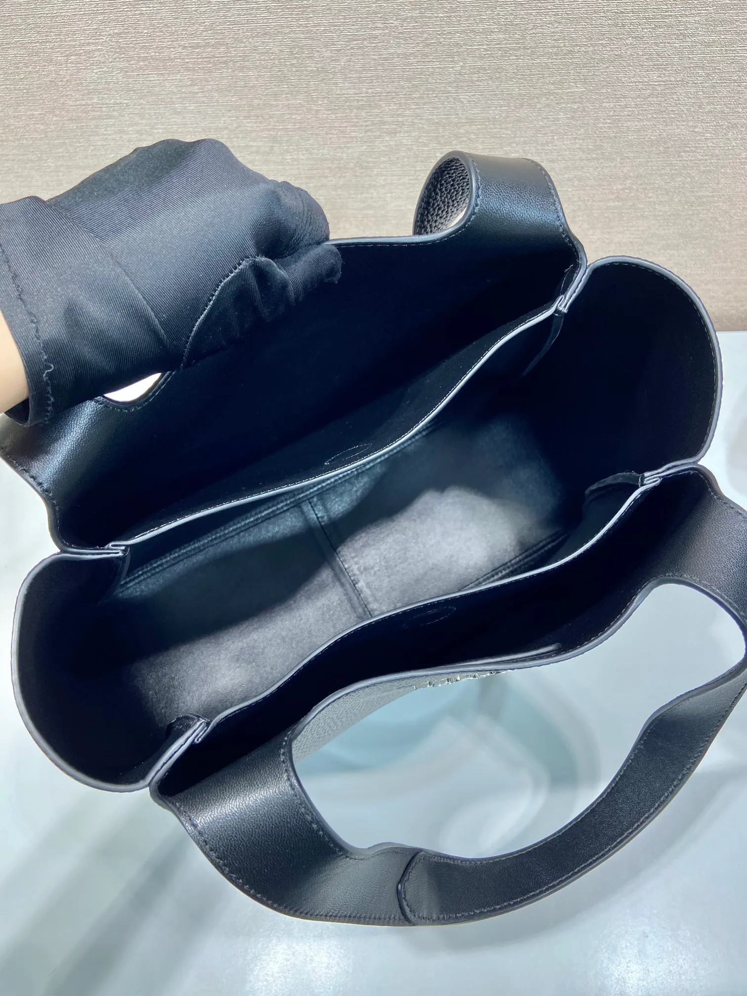 💰1900🎉Large Vegetable Basket🎉1BG338 Large Bucket Bag🎉🎉 This large vegetable basket is made of soft and delicate calfskin tote underarm bag, with imported sheepskin interior and top-grade white lace hardware. The overall feel is very soft/lightweight😘😘There are many compartments, it can be carried by hand or used as a liquid bag, and it can be matched with different clothes. So beautiful😘😘Hurry up and get it🙊 Length 32x height 27x bottom 14cm👏👏👏💰💰💰