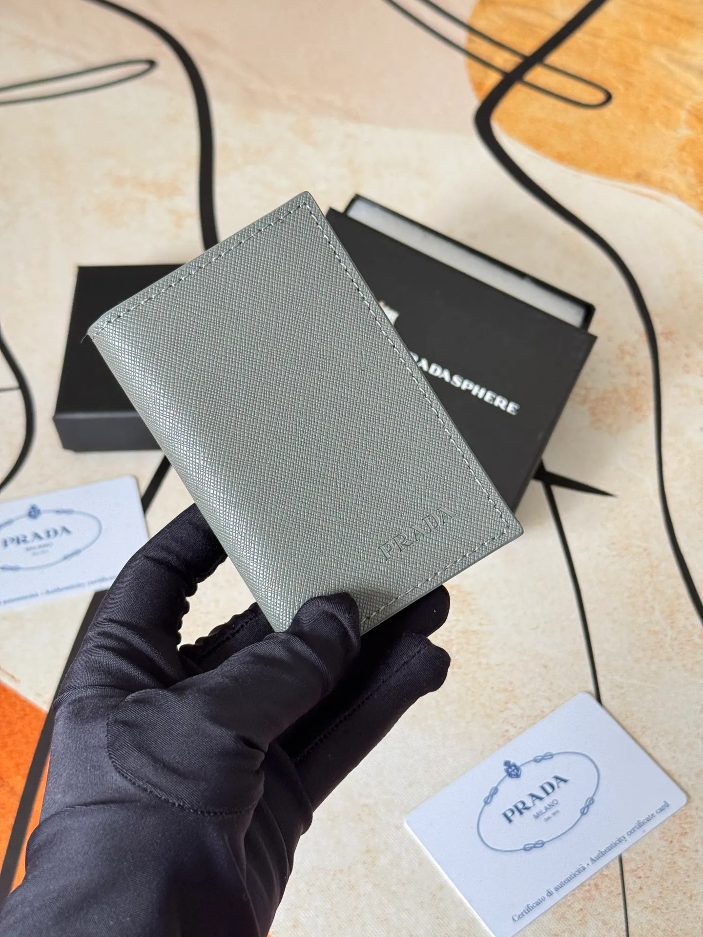 💰120💰prada cross pattern unisex card holder, can be placed in pockets, bags, and can be held in hand, made of cross pattern imported calfskin, pocket card holder, can hold change, 6 card slots, simple and elegant fashion trend. Model 2MC101, color as shown in the picture, size 11×7cm,