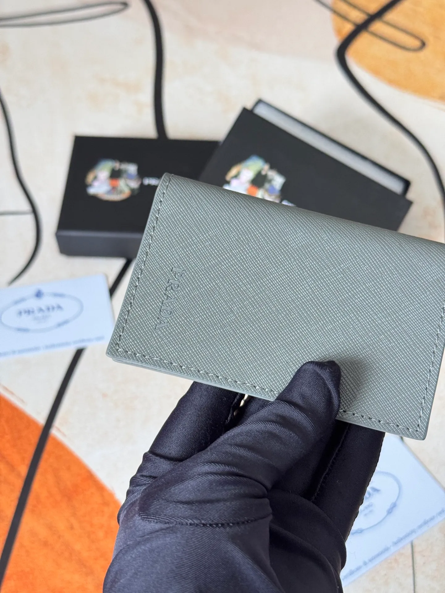 💰120💰prada cross pattern unisex card holder, can be placed in pockets, bags, and can be held in hand, made of cross pattern imported calfskin, pocket card holder, can hold change, 6 card slots, simple and elegant fashion trend. Model 2MC101, color as shown in the picture, size 11×7cm,