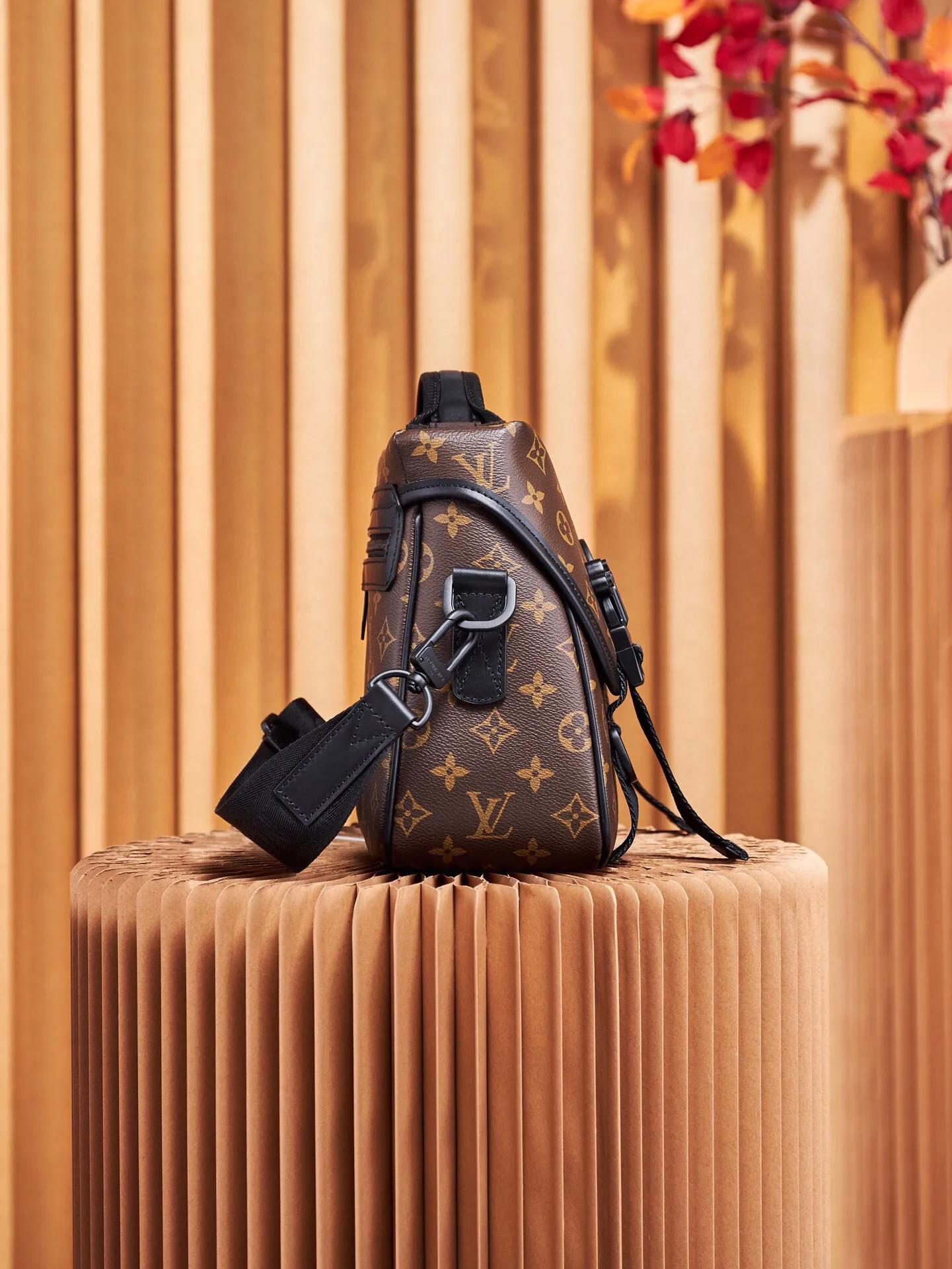 P¥900👉nfc dynamic chip version👈【Top inspection-free all-steel hardware】This lv trail messenger bag draws inspiration from brand elements. It integrates the classic monogram macassar canvas with a logo shoulder strap and a hard-case style quick-release buckle, which can be changed at will. Plenty of space to store personal items. monogram macassar coated canvas - cowhide leather trim - fabric lining - metal hardware - flap with quick-release buckle - spacious main compartment - interior pocket - shoulder strap: removable and adjustable! ! Model: m46972; Size: 31x22x11cm