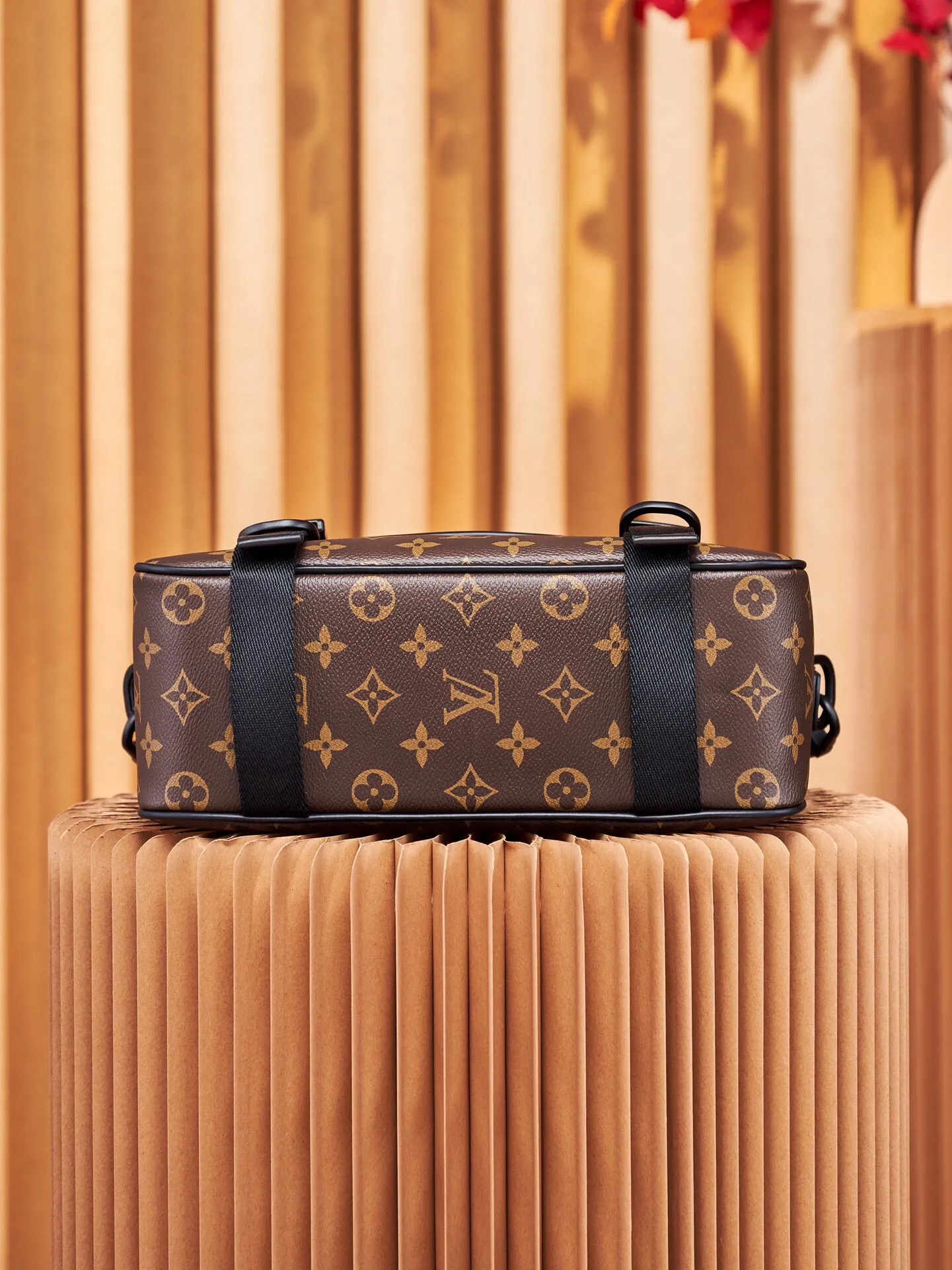 P¥900👉nfc dynamic chip version👈【Top inspection-free all-steel hardware】This lv trail messenger bag draws inspiration from brand elements. It integrates the classic monogram macassar canvas with a logo shoulder strap and a hard-case style quick-release buckle, which can be changed at will. Plenty of space to store personal items. monogram macassar coated canvas - cowhide leather trim - fabric lining - metal hardware - flap with quick-release buckle - spacious main compartment - interior pocket - shoulder strap: removable and adjustable! ! Model: m46972; Size: 31x22x11cm