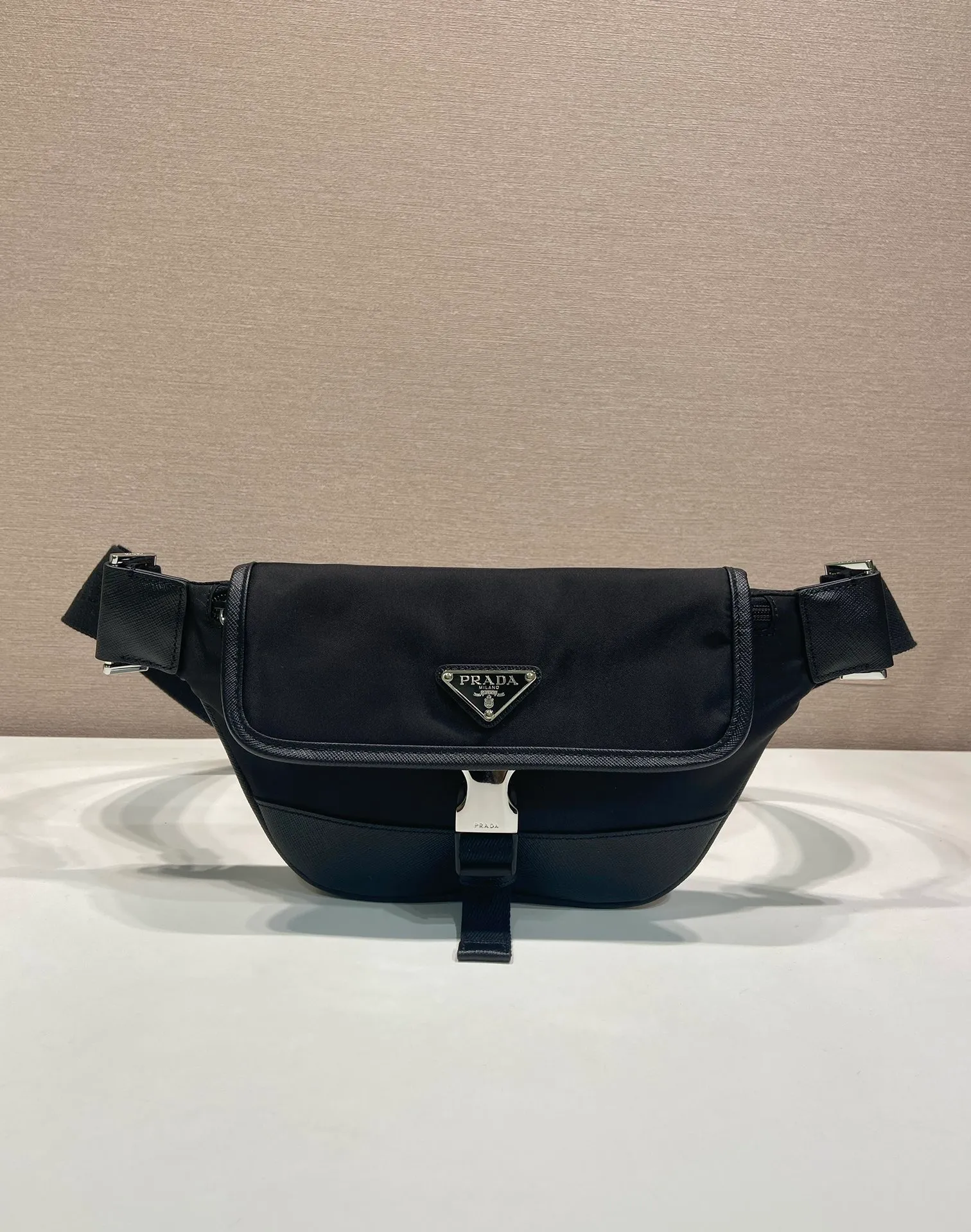 💰960🎉New waist bag🎉2VH176 upgraded version🎉🎉 This versatile and fashionable shoulder bag is made of imported nylon material. The compact style is embellished with leather trim, details such as side buckles are refined and practical, and the adjustable shoulder strap makes it easy to wear cross-body. The enameled triangular metal logo highlights the brand's classic character. It can be used as a chest bag or a waist bag. The upper body effect is very cool, lightweight and practical. Hurry up and get it🎉🎉 Length 18x height 15x bottom 5cm