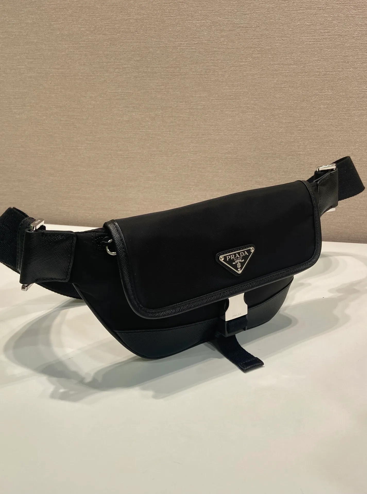 💰960🎉New waist bag🎉2VH176 upgraded version🎉🎉 This versatile and fashionable shoulder bag is made of imported nylon material. The compact style is embellished with leather trim, details such as side buckles are refined and practical, and the adjustable shoulder strap makes it easy to wear cross-body. The enameled triangular metal logo highlights the brand's classic character. It can be used as a chest bag or a waist bag. The upper body effect is very cool, lightweight and practical. Hurry up and get it🎉🎉 Length 18x height 15x bottom 5cm