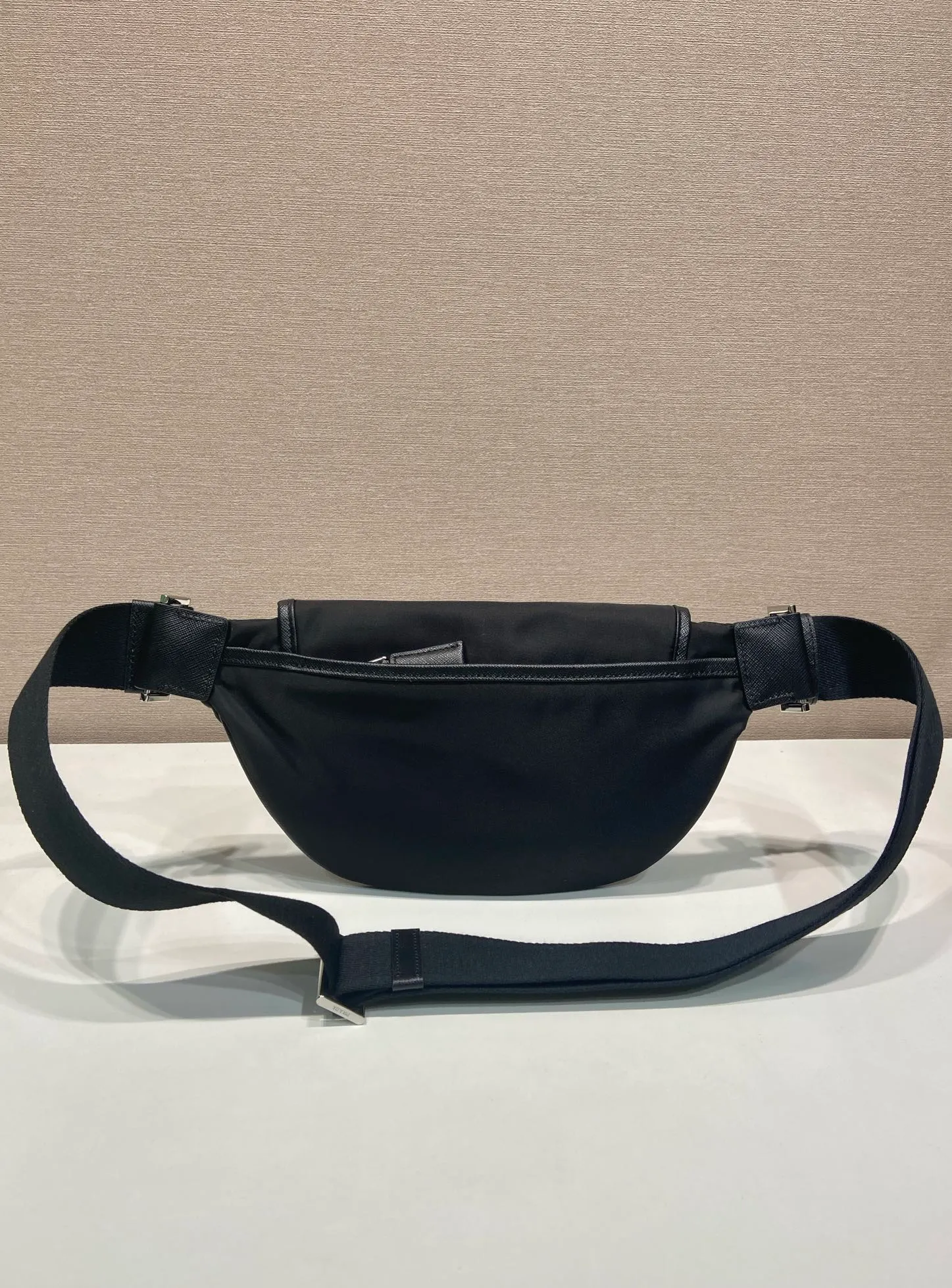 💰960🎉New waist bag🎉2VH176 upgraded version🎉🎉 This versatile and fashionable shoulder bag is made of imported nylon material. The compact style is embellished with leather trim, details such as side buckles are refined and practical, and the adjustable shoulder strap makes it easy to wear cross-body. The enameled triangular metal logo highlights the brand's classic character. It can be used as a chest bag or a waist bag. The upper body effect is very cool, lightweight and practical. Hurry up and get it🎉🎉 Length 18x height 15x bottom 5cm