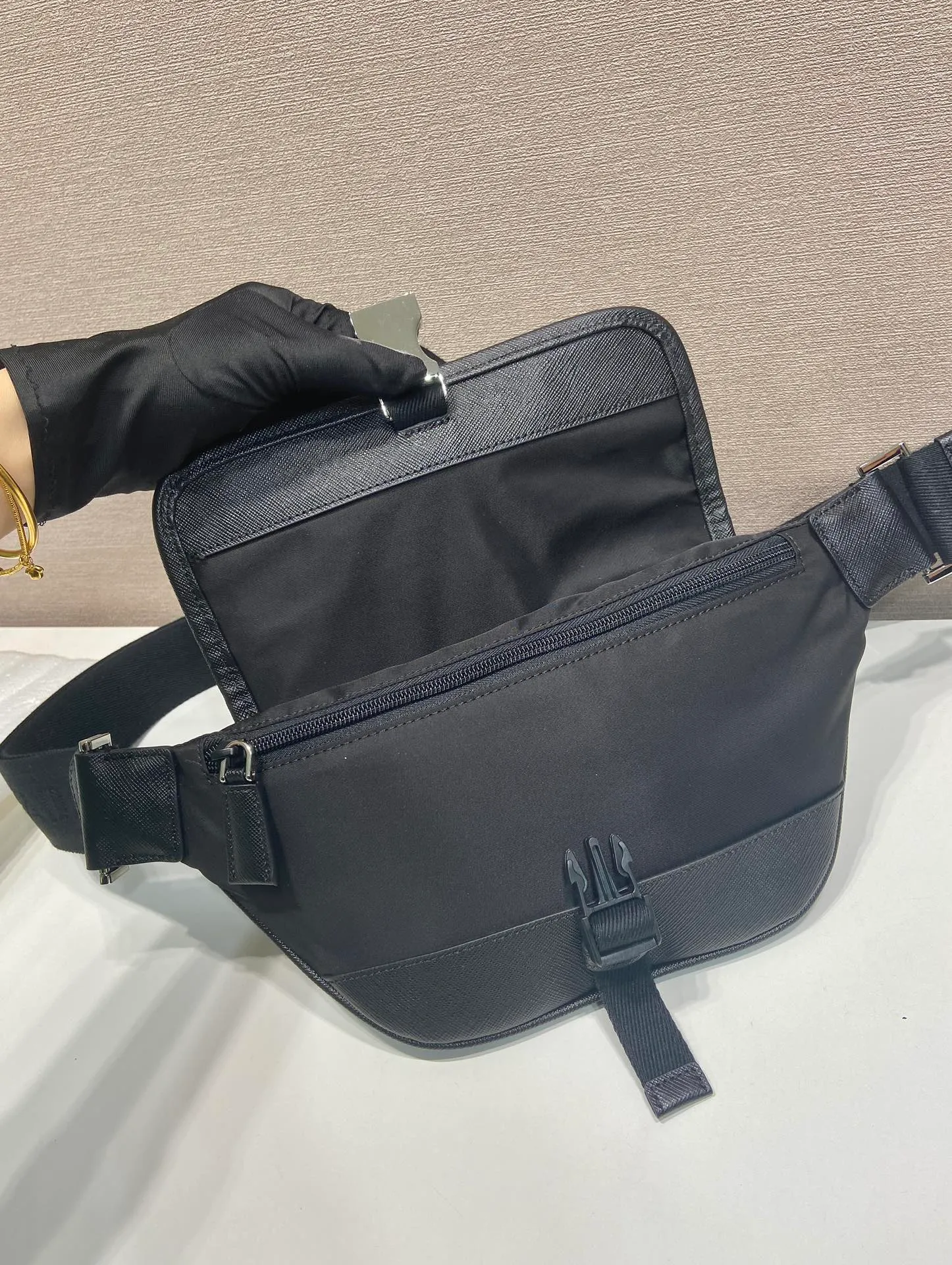 💰960🎉New waist bag🎉2VH176 upgraded version🎉🎉 This versatile and fashionable shoulder bag is made of imported nylon material. The compact style is embellished with leather trim, details such as side buckles are refined and practical, and the adjustable shoulder strap makes it easy to wear cross-body. The enameled triangular metal logo highlights the brand's classic character. It can be used as a chest bag or a waist bag. The upper body effect is very cool, lightweight and practical. Hurry up and get it🎉🎉 Length 18x height 15x bottom 5cm