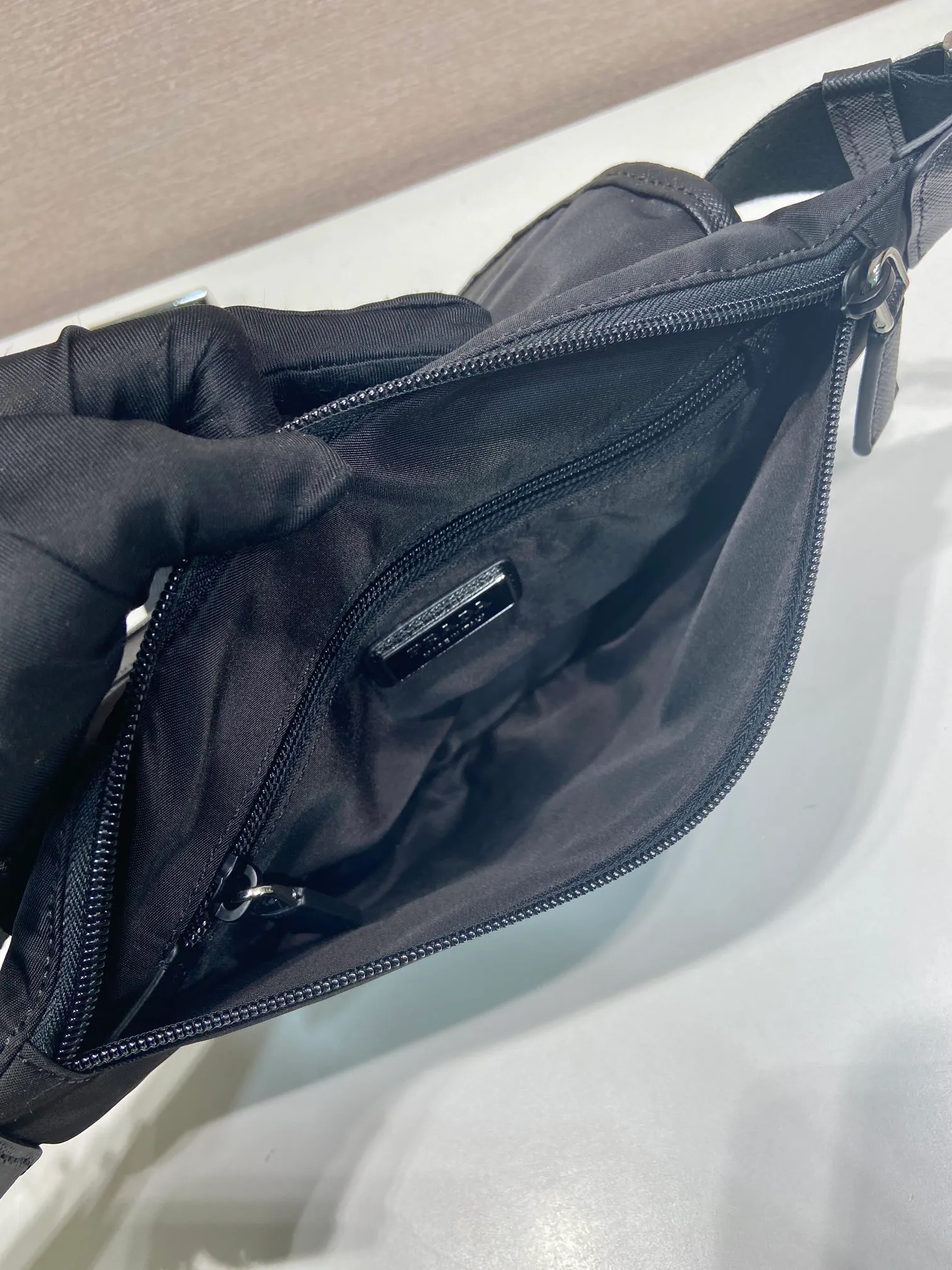 💰960🎉New waist bag🎉2VH176 upgraded version🎉🎉 This versatile and fashionable shoulder bag is made of imported nylon material. The compact style is embellished with leather trim, details such as side buckles are refined and practical, and the adjustable shoulder strap makes it easy to wear cross-body. The enameled triangular metal logo highlights the brand's classic character. It can be used as a chest bag or a waist bag. The upper body effect is very cool, lightweight and practical. Hurry up and get it🎉🎉 Length 18x height 15x bottom 5cm