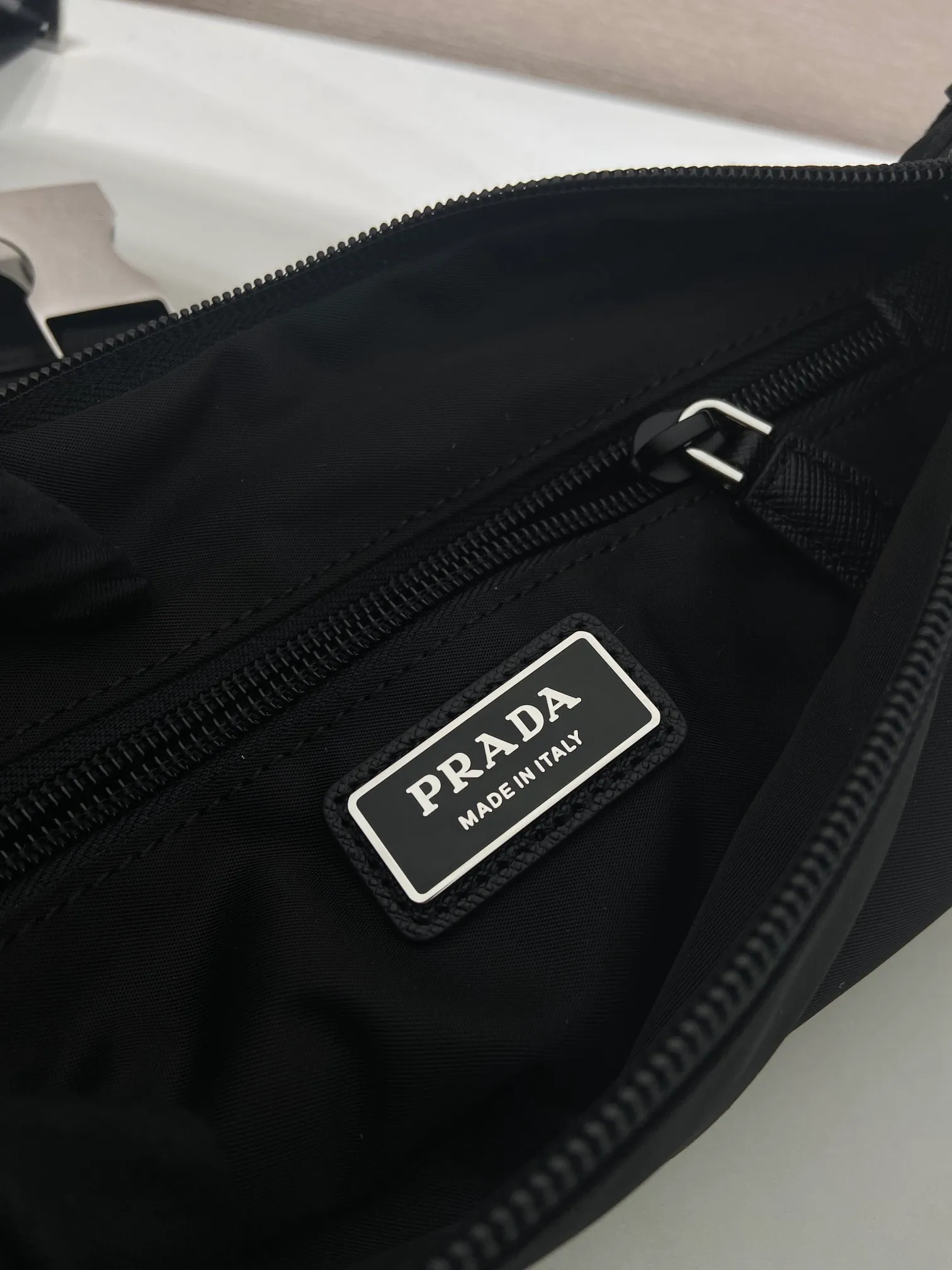 💰960🎉New waist bag🎉2VH176 upgraded version🎉🎉 This versatile and fashionable shoulder bag is made of imported nylon material. The compact style is embellished with leather trim, details such as side buckles are refined and practical, and the adjustable shoulder strap makes it easy to wear cross-body. The enameled triangular metal logo highlights the brand's classic character. It can be used as a chest bag or a waist bag. The upper body effect is very cool, lightweight and practical. Hurry up and get it🎉🎉 Length 18x height 15x bottom 5cm