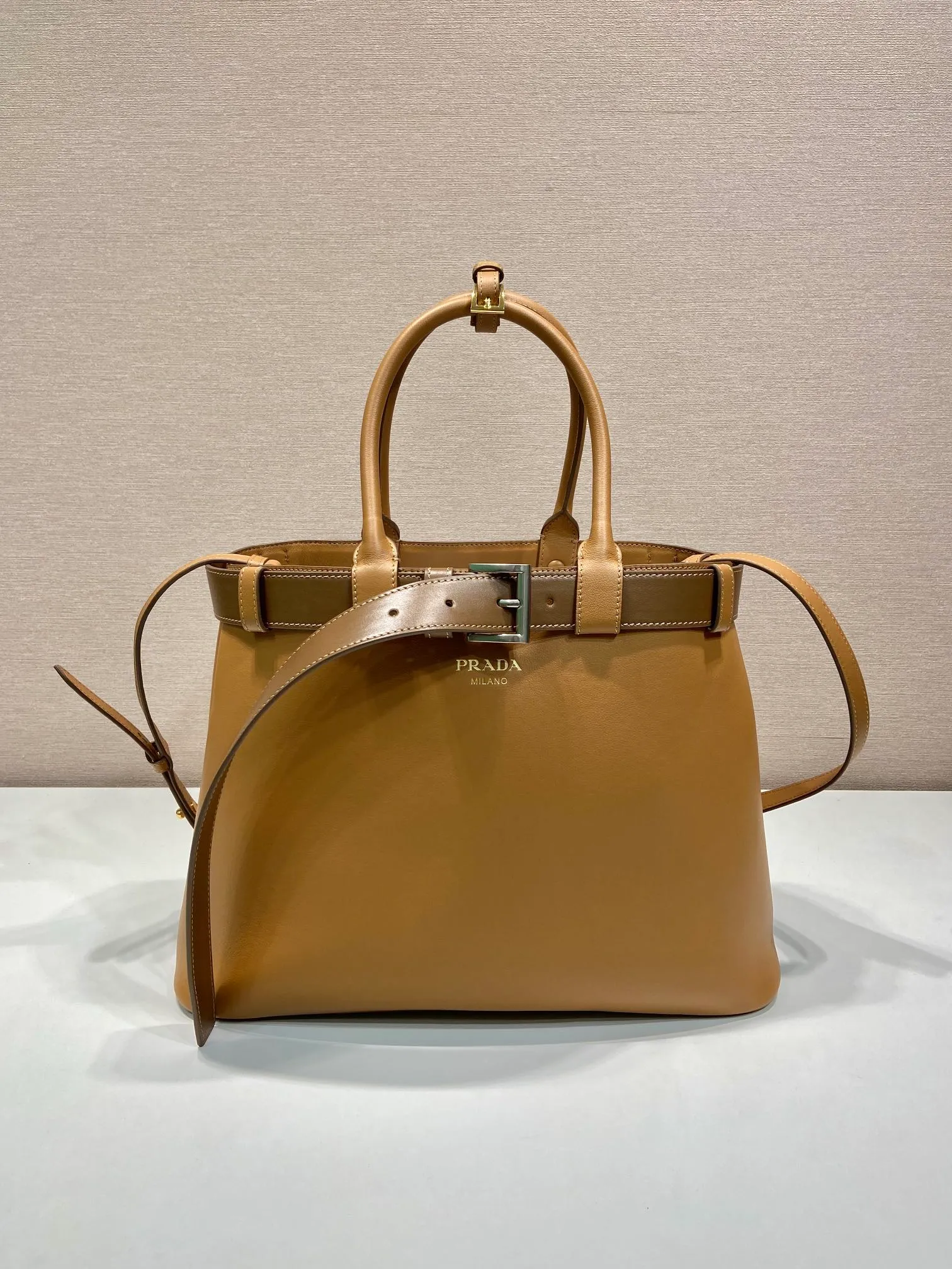 💰2100🎉New women's bag🎉1BA416 large🎉🎉 This handheld women's bag is made of imported calfskin, with imported sheepskin lining. Simple lines and exquisite elements interweave, interpreting the design aesthetic of both elegance and functionality. It not only embodies the modern and simple style, but also comes with replaceable straps and detachable and adjustable long shoulder straps, adding a unique personality embellishment to the entire look. Modern and versatile. Babies who like it, hurry up and get it🎉🎉 Length 37.5x Height 27.5x Bottom 14cm🎉🎉🎉👏👏👏