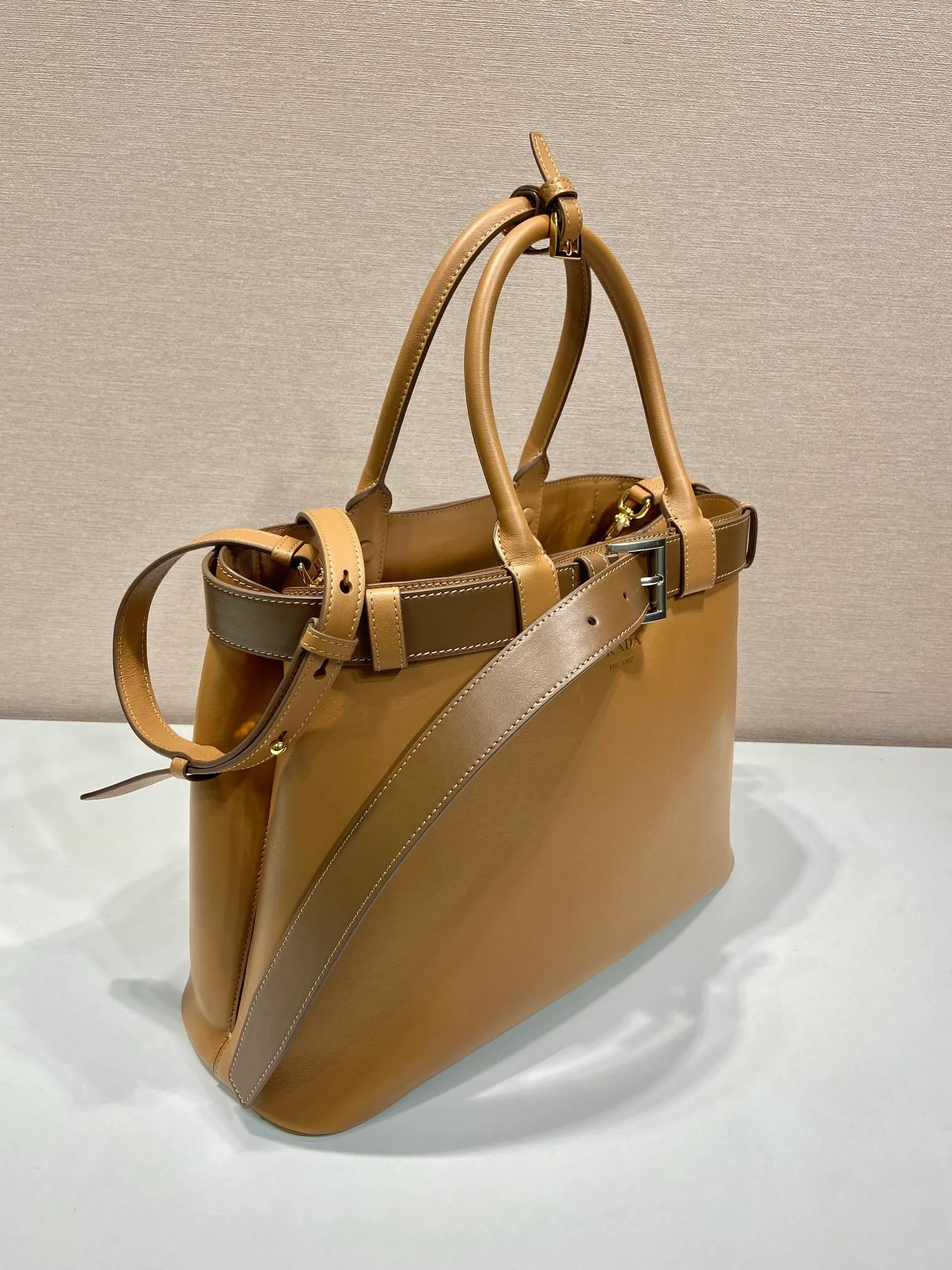 💰2100🎉New women's bag🎉1BA416 large🎉🎉 This handheld women's bag is made of imported calfskin, with imported sheepskin lining. Simple lines and exquisite elements interweave, interpreting the design aesthetic of both elegance and functionality. It not only embodies the modern and simple style, but also comes with replaceable straps and detachable and adjustable long shoulder straps, adding a unique personality embellishment to the entire look. Modern and versatile. Babies who like it, hurry up and get it🎉🎉 Length 37.5x Height 27.5x Bottom 14cm🎉🎉🎉👏👏👏