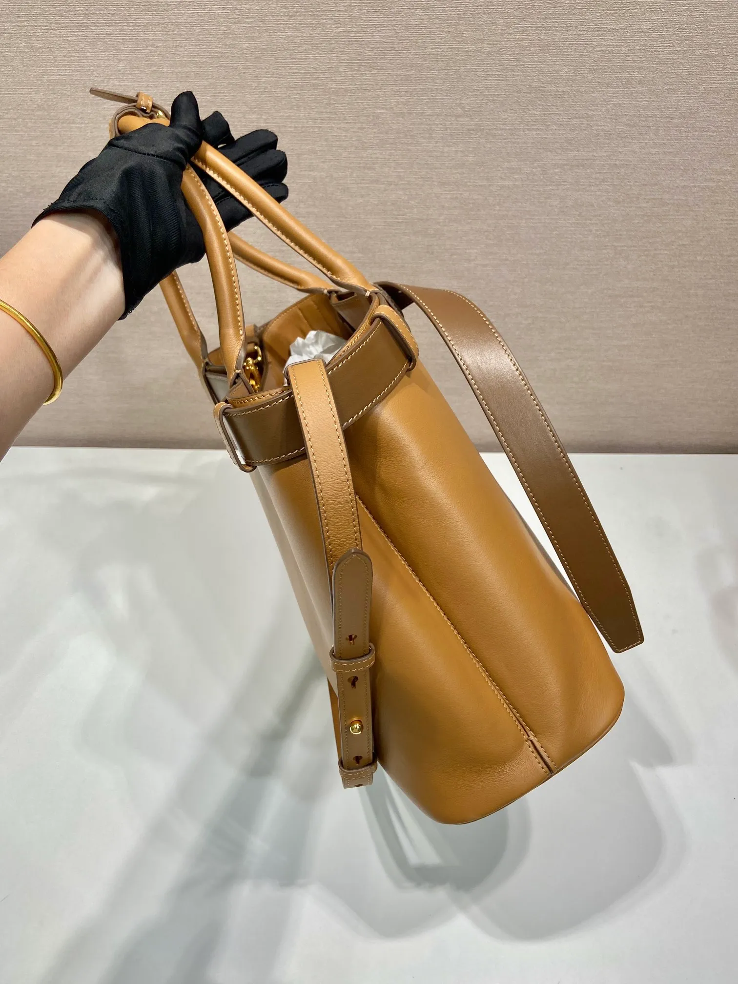 💰2100🎉New women's bag🎉1BA416 large🎉🎉 This handheld women's bag is made of imported calfskin, with imported sheepskin lining. Simple lines and exquisite elements interweave, interpreting the design aesthetic of both elegance and functionality. It not only embodies the modern and simple style, but also comes with replaceable straps and detachable and adjustable long shoulder straps, adding a unique personality embellishment to the entire look. Modern and versatile. Babies who like it, hurry up and get it🎉🎉 Length 37.5x Height 27.5x Bottom 14cm🎉🎉🎉👏👏👏