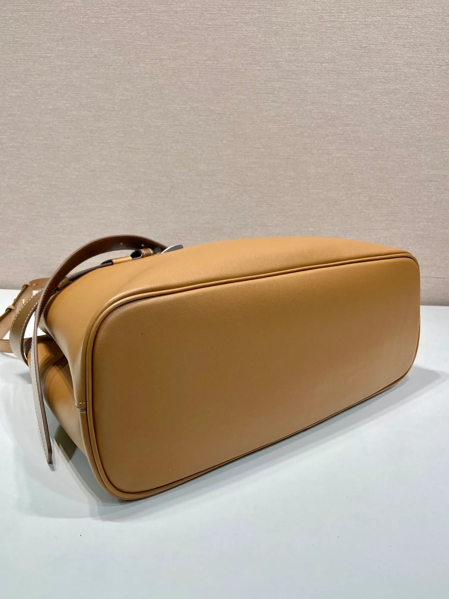 💰2100🎉New women's bag🎉1BA416 large🎉🎉 This handheld women's bag is made of imported calfskin, with imported sheepskin lining. Simple lines and exquisite elements interweave, interpreting the design aesthetic of both elegance and functionality. It not only embodies the modern and simple style, but also comes with replaceable straps and detachable and adjustable long shoulder straps, adding a unique personality embellishment to the entire look. Modern and versatile. Babies who like it, hurry up and get it🎉🎉 Length 37.5x Height 27.5x Bottom 14cm🎉🎉🎉👏👏👏