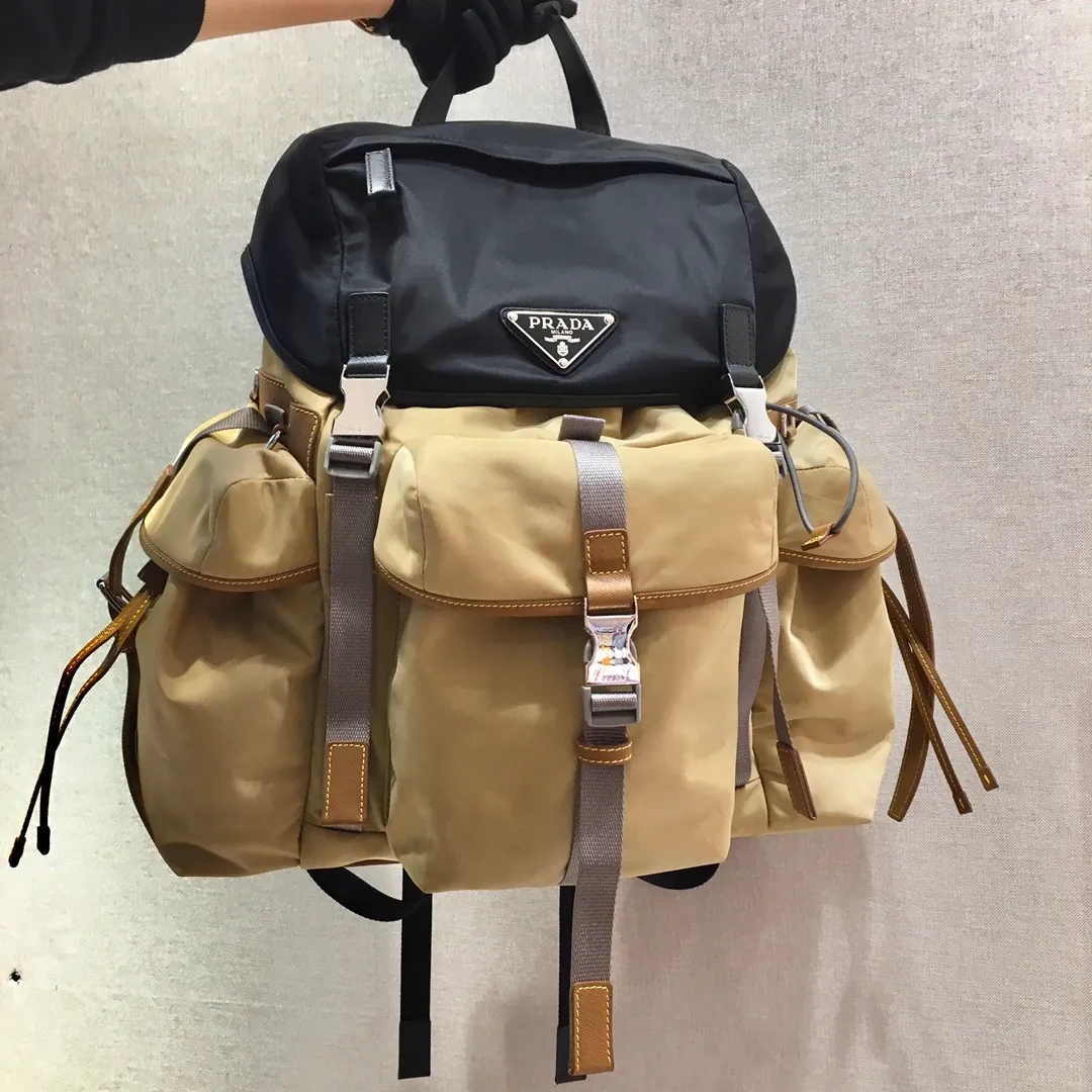 💰1860🎉New Backpack🎉2VZ074 Backpack👏👏 Made of fabric with Saffiano leather trim, it presents a functional and modern design. The backpack is equipped with multiple pockets. The contrasting colors and contrasting materials make the body of the bag eye-catching and charming. The top-grade brushed hardware 🎉🎉The space capacity is particularly suitable for packing 🙊🙊The upper body effect is invincible, fashionable and elegant 🙊🙊Complex handcrafting and exquisite workmanship. Men, hurry up and get it😘😘 Length 37 height 42x bottom 17cm