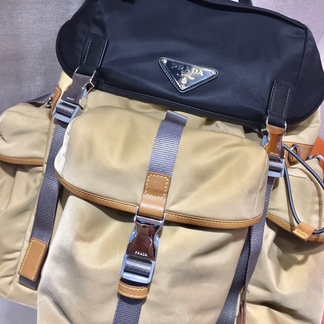 💰1860🎉New Backpack🎉2VZ074 Backpack👏👏 Made of fabric with Saffiano leather trim, it presents a functional and modern design. The backpack is equipped with multiple pockets. The contrasting colors and contrasting materials make the body of the bag eye-catching and charming. The top-grade brushed hardware 🎉🎉The space capacity is particularly suitable for packing 🙊🙊The upper body effect is invincible, fashionable and elegant 🙊🙊Complex handcrafting and exquisite workmanship. Men, hurry up and get it😘😘 Length 37 height 42x bottom 17cm