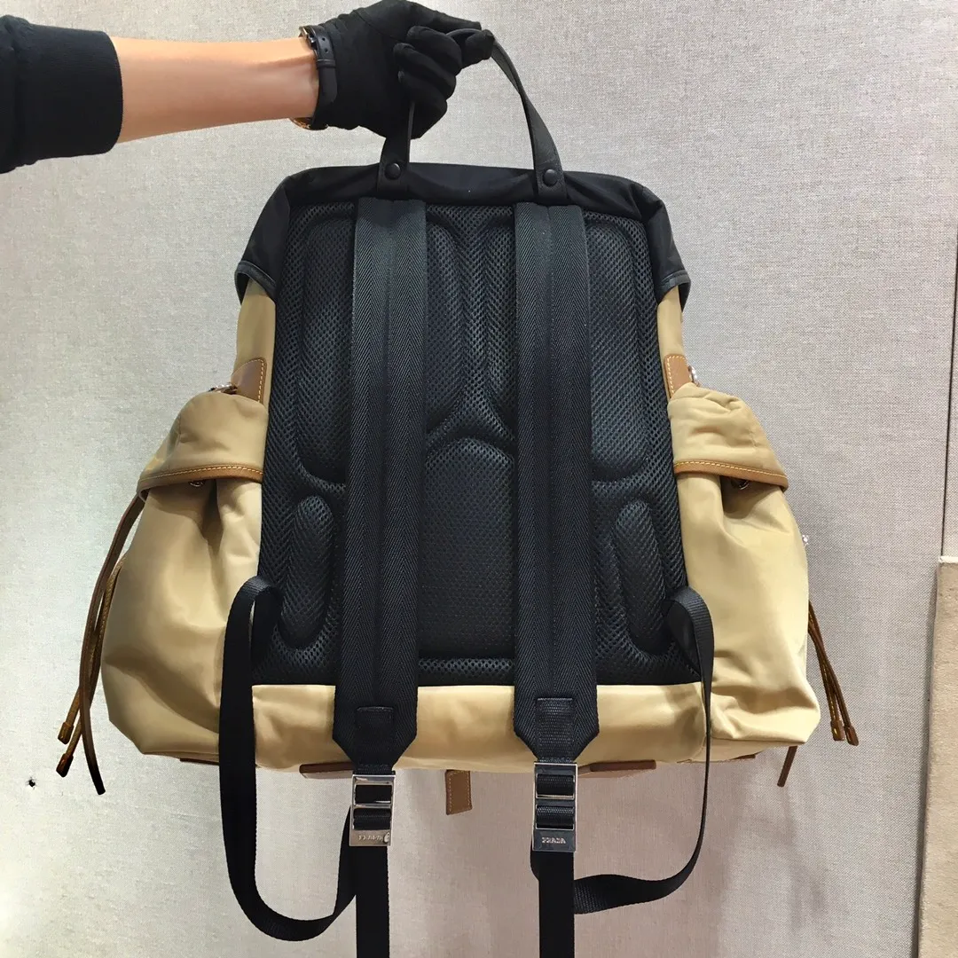 💰1860🎉New Backpack🎉2VZ074 Backpack👏👏 Made of fabric with Saffiano leather trim, it presents a functional and modern design. The backpack is equipped with multiple pockets. The contrasting colors and contrasting materials make the body of the bag eye-catching and charming. The top-grade brushed hardware 🎉🎉The space capacity is particularly suitable for packing 🙊🙊The upper body effect is invincible, fashionable and elegant 🙊🙊Complex handcrafting and exquisite workmanship. Men, hurry up and get it😘😘 Length 37 height 42x bottom 17cm