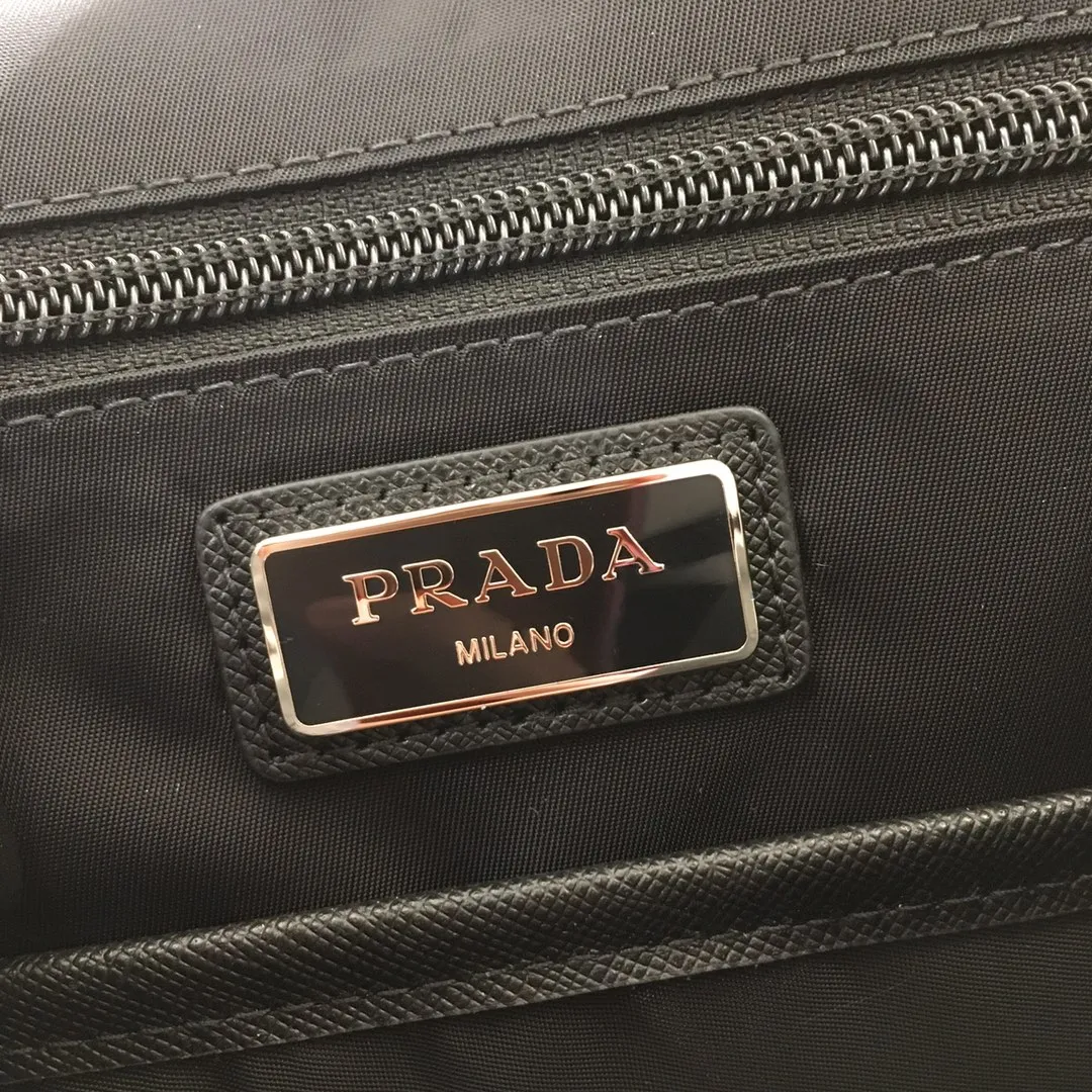 💰1860🎉New Backpack🎉2VZ074 Backpack👏👏 Made of fabric with Saffiano leather trim, it presents a functional and modern design. The backpack is equipped with multiple pockets. The contrasting colors and contrasting materials make the body of the bag eye-catching and charming. The top-grade brushed hardware 🎉🎉The space capacity is particularly suitable for packing 🙊🙊The upper body effect is invincible, fashionable and elegant 🙊🙊Complex handcrafting and exquisite workmanship. Men, hurry up and get it😘😘 Length 37 height 42x bottom 17cm